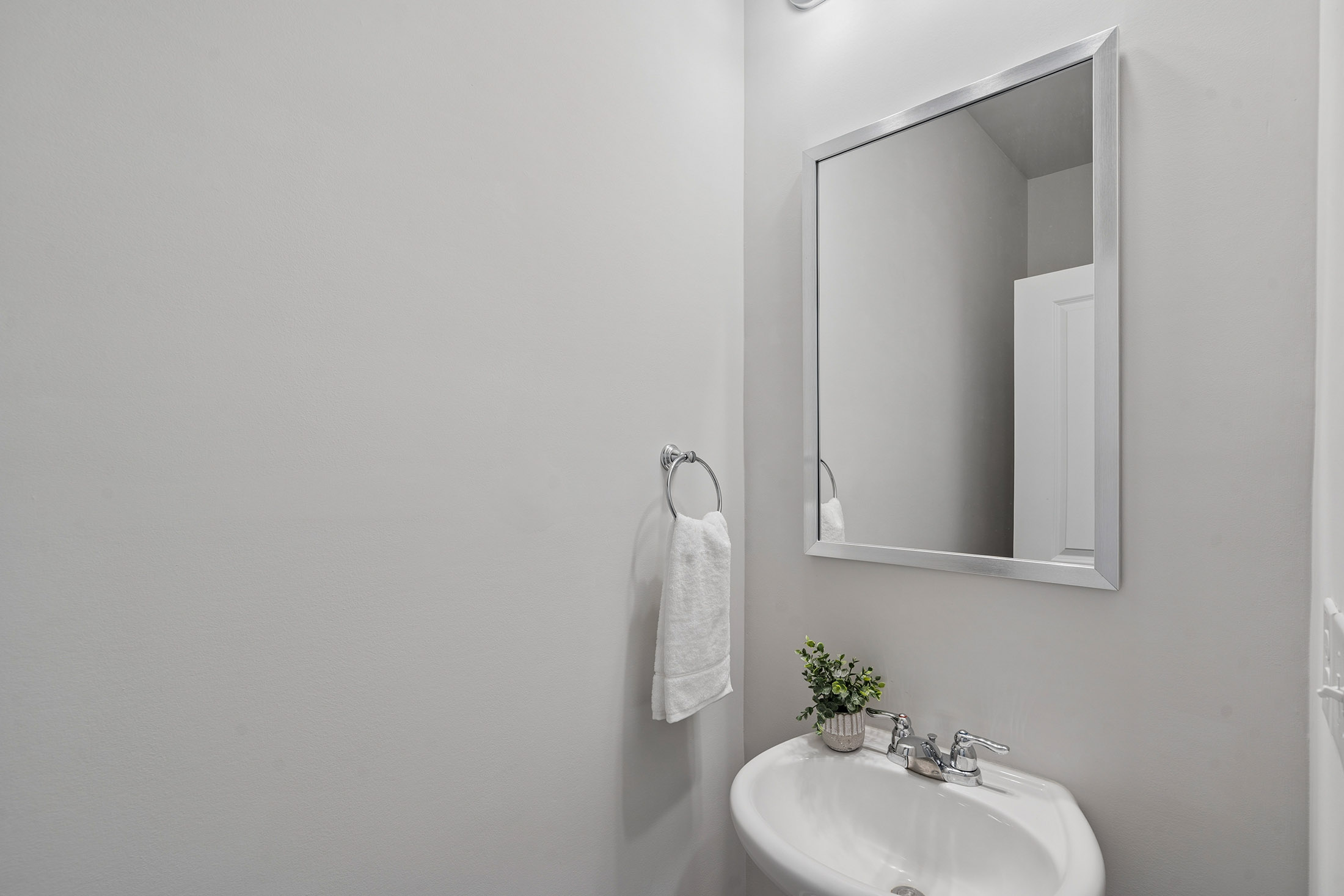  Spacious Living and Upgraded Finishes at Logan Point - 物件實景