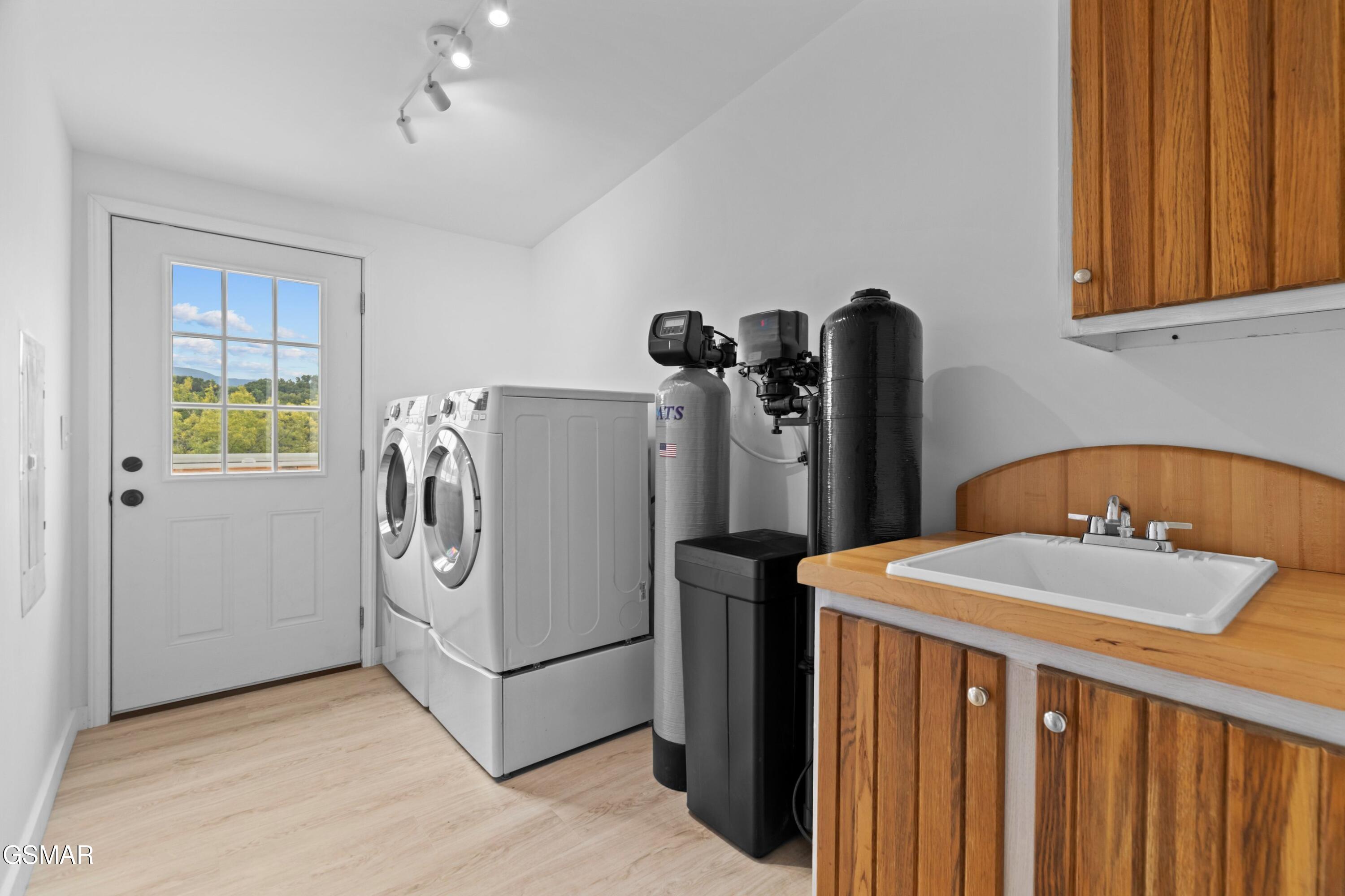 Dandridge, Tennessee, 37725, United States, 3 Bedrooms Bedrooms, ,2 BathroomsBathrooms,Residential,For Sale,1982636