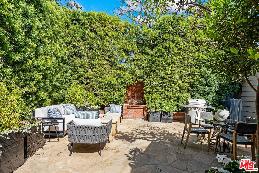Los Angeles, California, 90046, United States, 3 Bedrooms Bedrooms, ,3 BathroomsBathrooms,Residential,For Sale,1906693