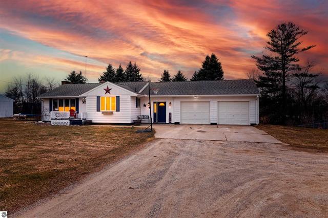 Eberhart Ave, Clare, MI 48617