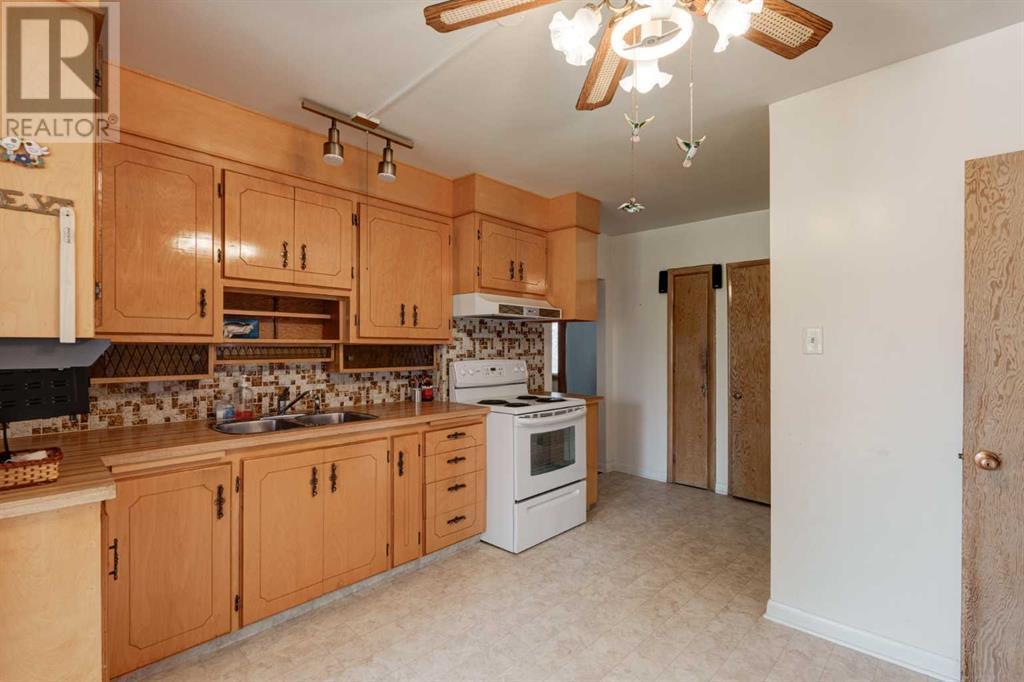 CALGARY, Alberta, T3E 2S7, CA, 3 Bedrooms Bedrooms, ,2 BathroomsBathrooms,Residential,For Sale,1896041
