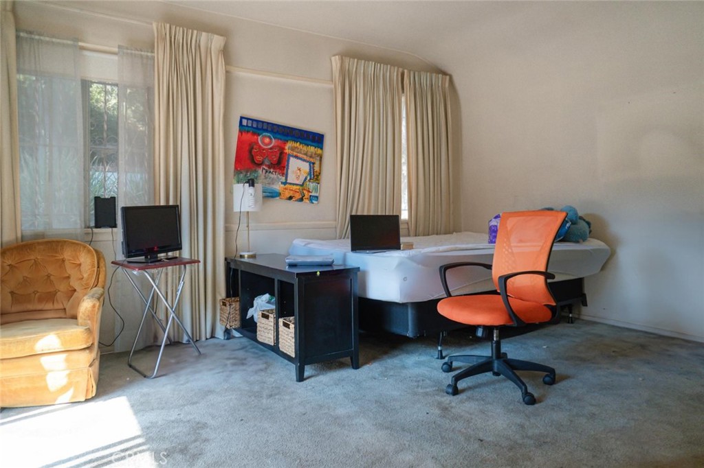 Los Angeles, California, 90018, United States, 2 Bedrooms Bedrooms, ,1 BathroomBathrooms,Residential,For Sale,1928435