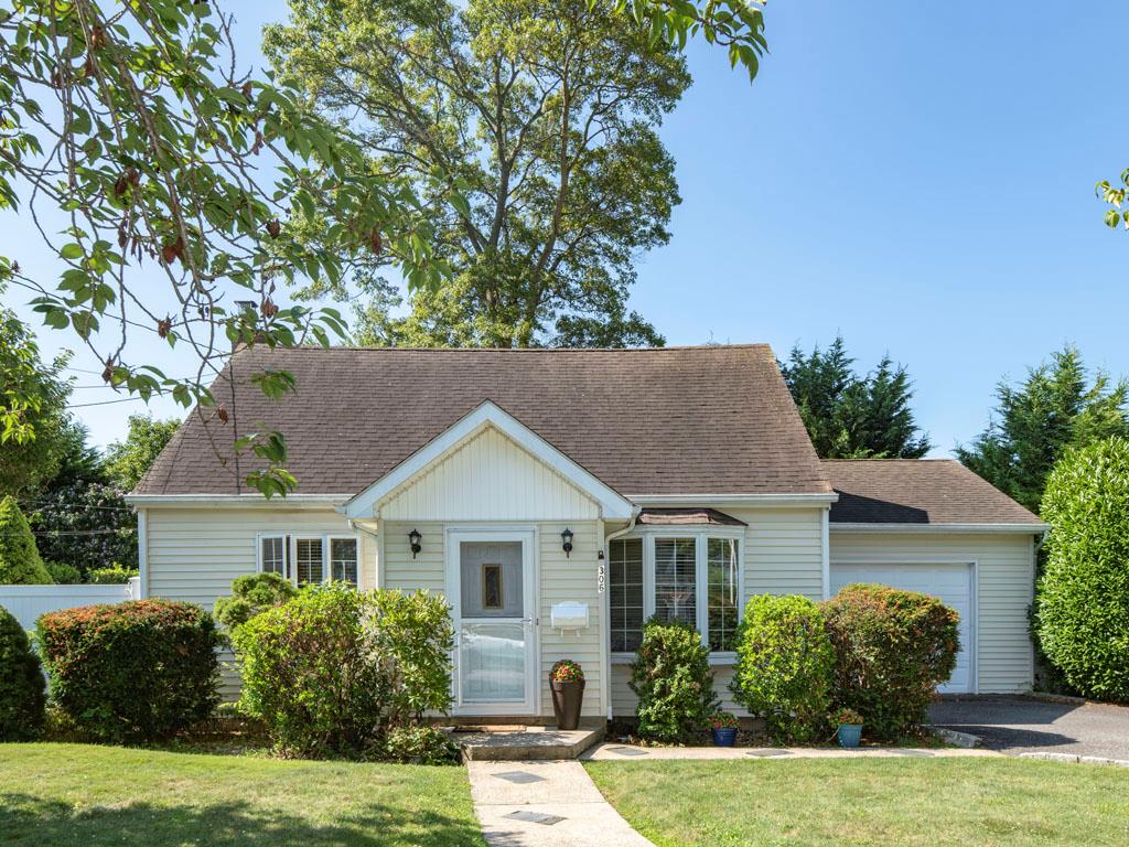 West Islip, New York, 11795, United States, 3 Bedrooms Bedrooms, ,2 BathroomsBathrooms,Residential,For Sale,1923514