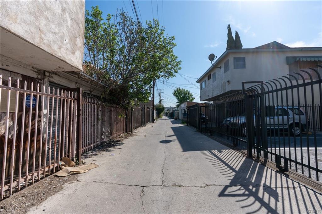 Los Angeles, California, 90037, United States, 7 Bedrooms Bedrooms, ,Residential,For Sale,1935782
