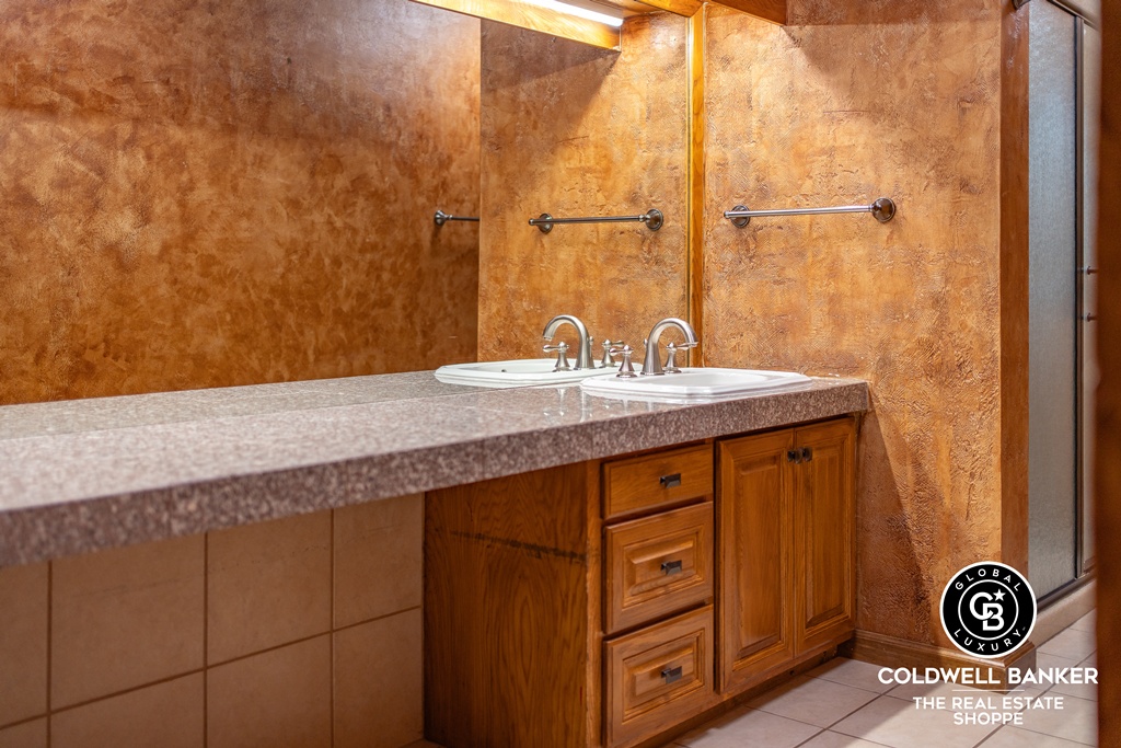 Garden City, Kansas, 67846, United States, 4 Bedrooms Bedrooms, ,Residential,For Sale,2003039