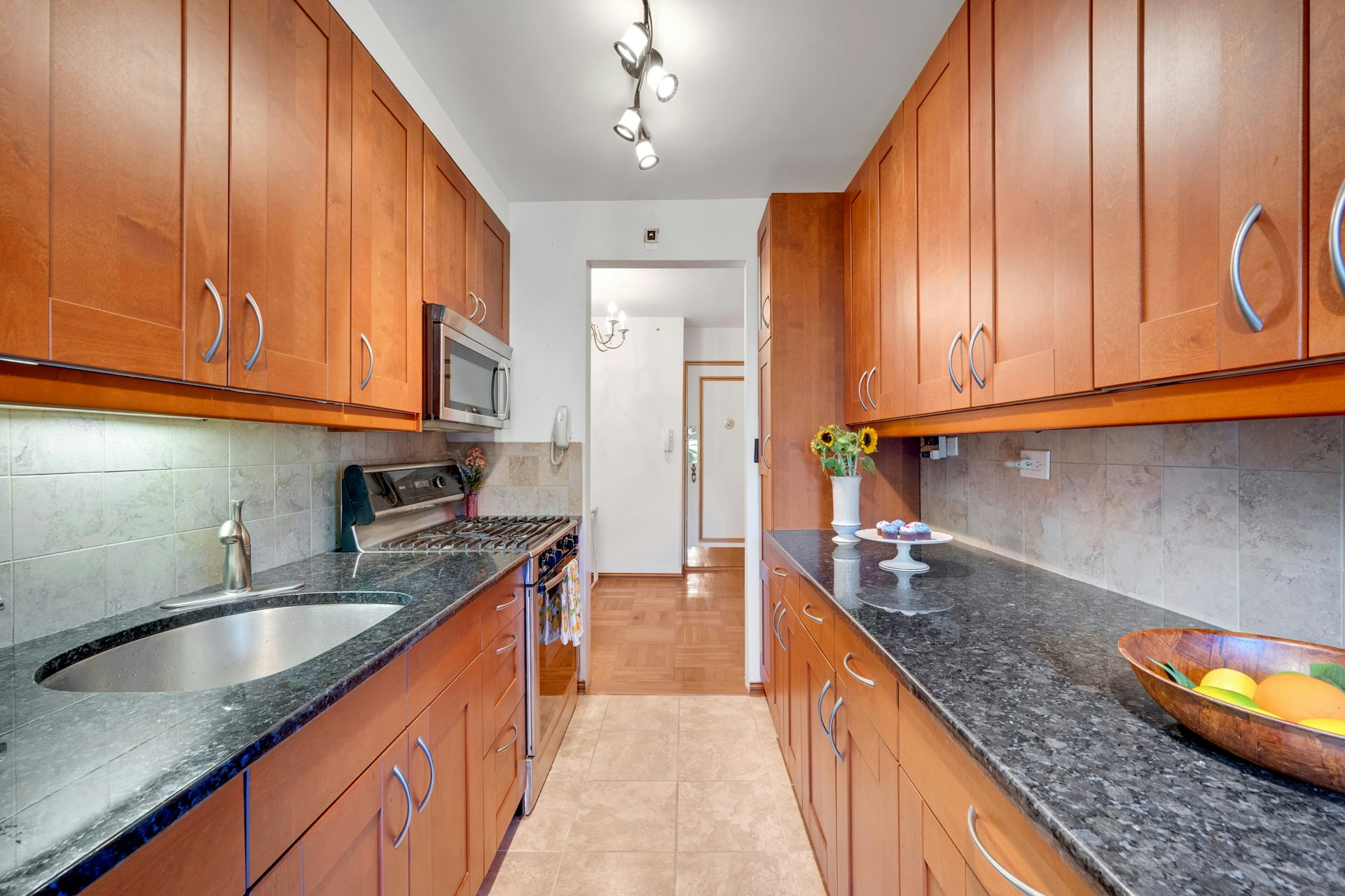  735 Kappock Street - 物件實景