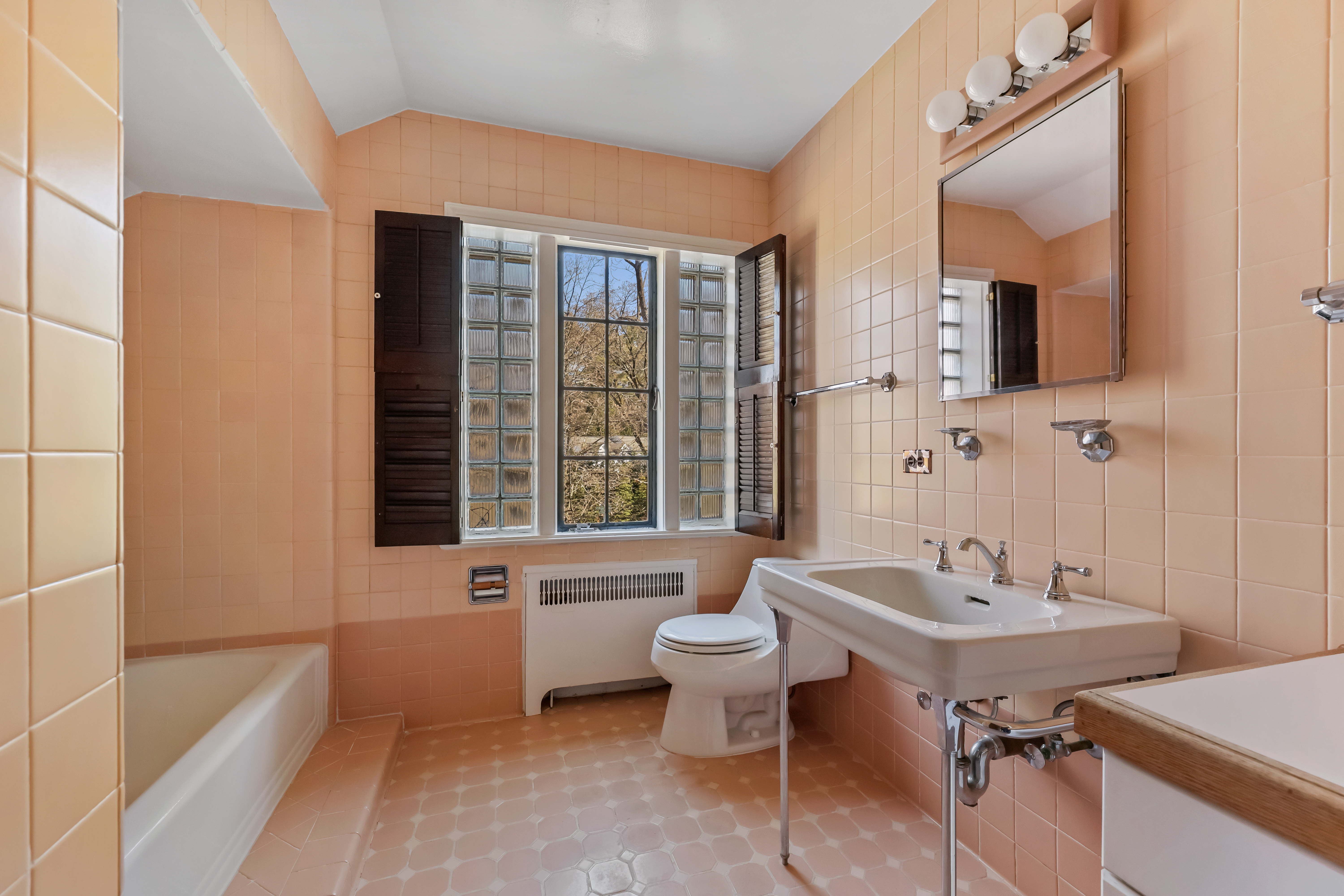  Sun-drenched and Welcoming - 物件實景