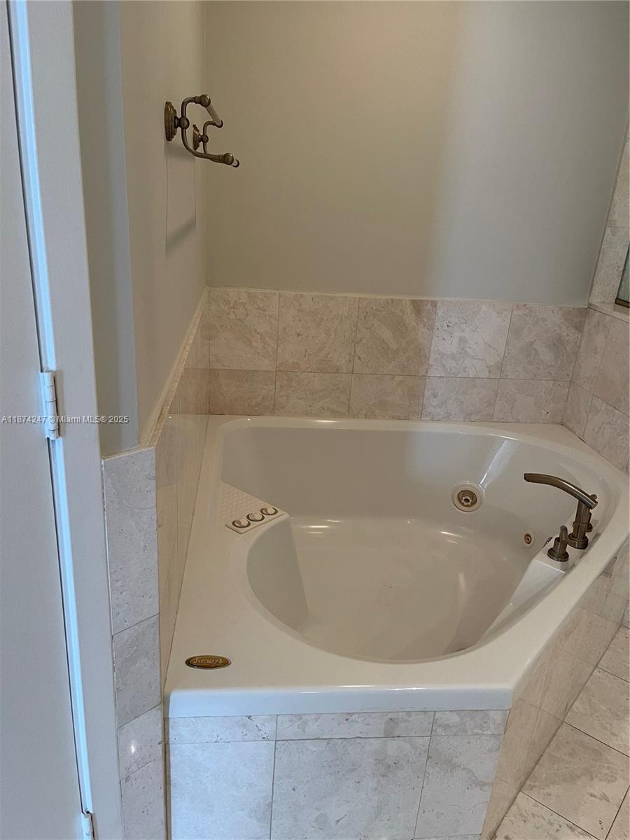 Miami, Florida, 33131, United States, 2 Bedrooms Bedrooms, ,3 BathroomsBathrooms,Residential,For Sale,1942203