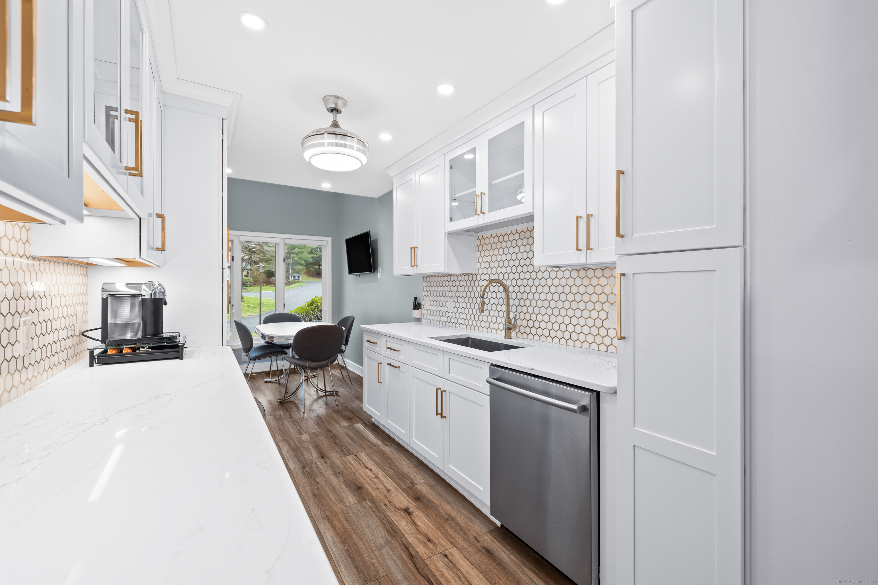 Avon, Connecticut, 06001, United States, 3 Bedrooms Bedrooms, ,4 BathroomsBathrooms,Residential,For Sale,1999811