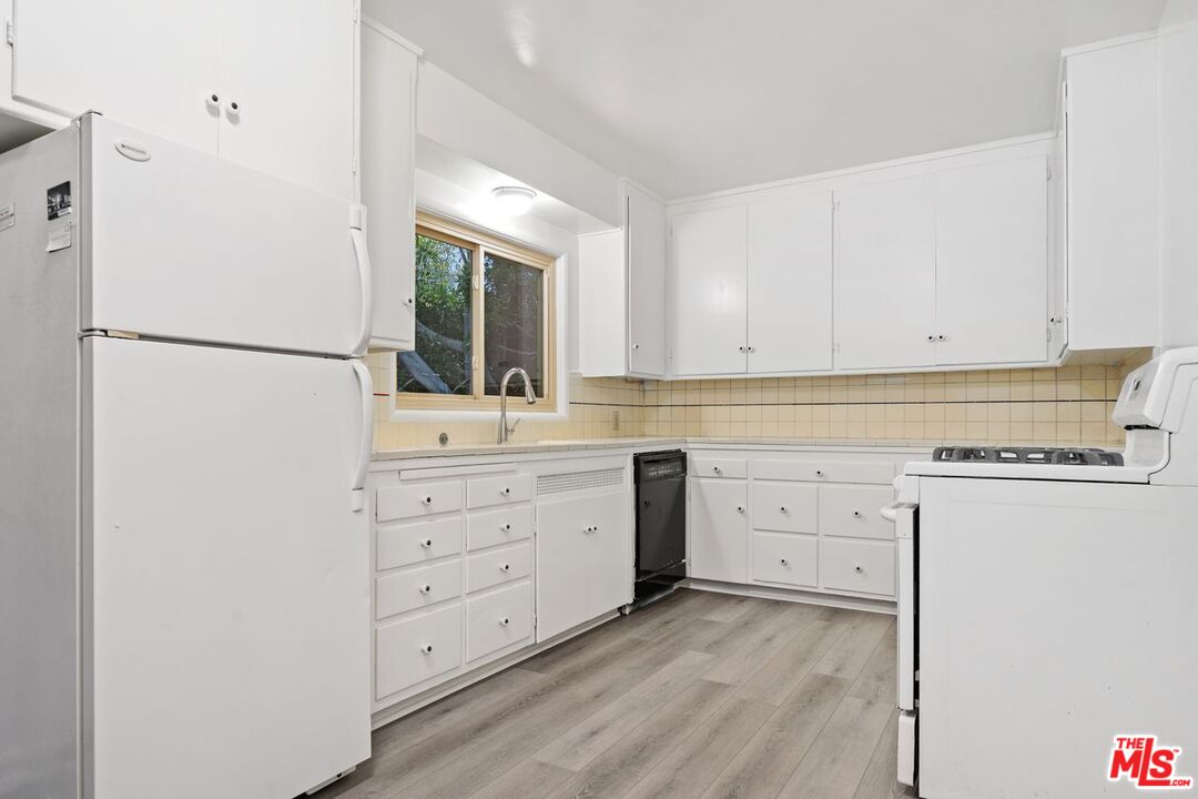 Los Angeles, California, 90049, United States, 1 Bedroom Bedrooms, ,1 BathroomBathrooms,Residential,For Sale,2003518