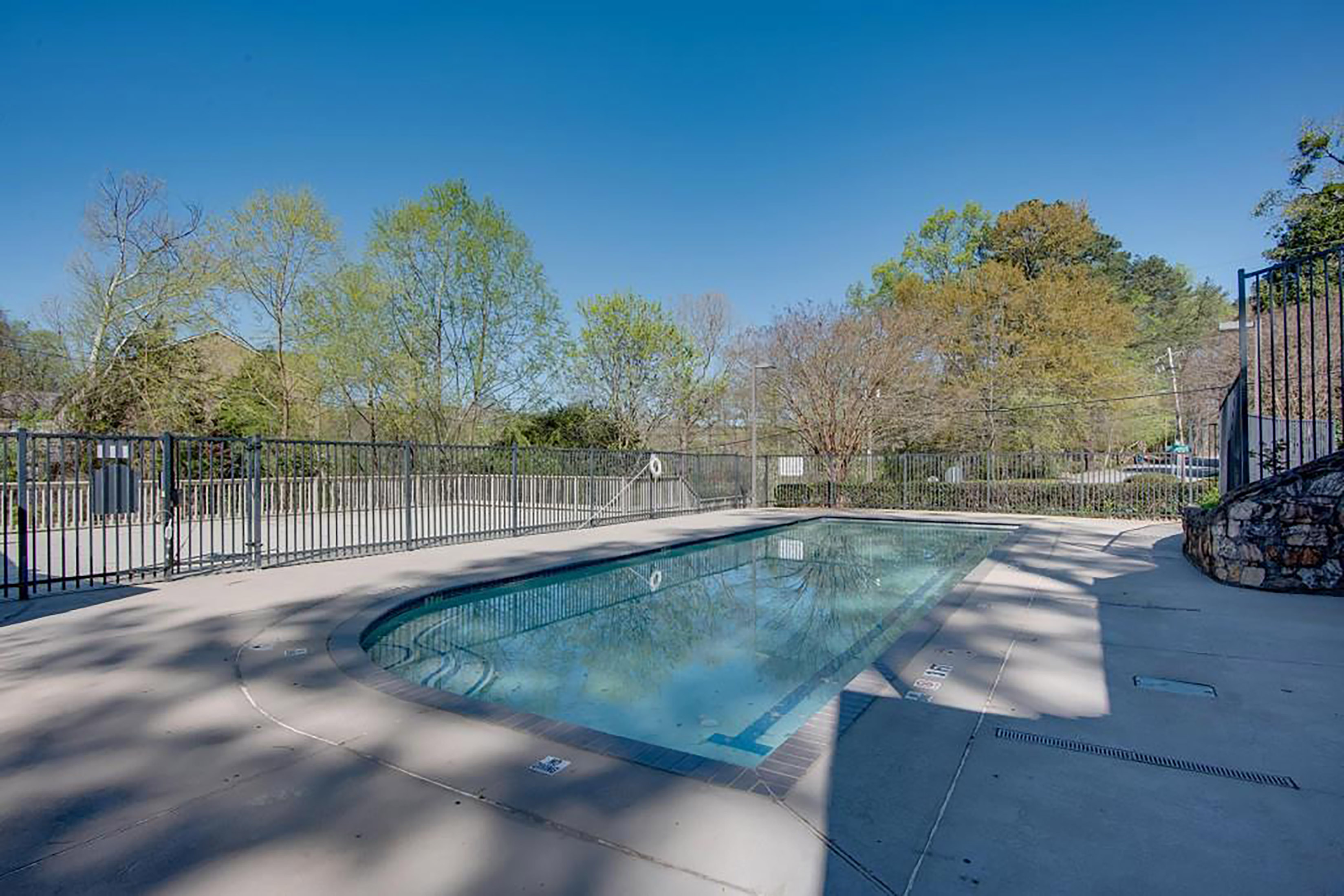  Renovated, End-Unit Townhome with Private Patio - 物件實景