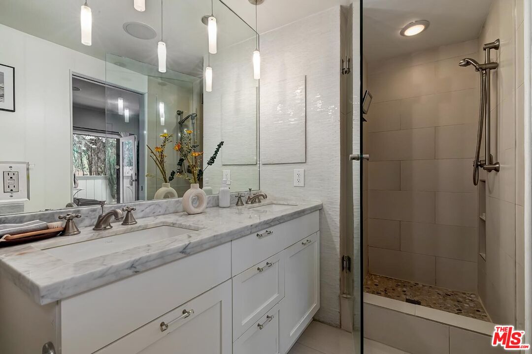 West Hollywood, California, 90069, United States, 2 Bedrooms Bedrooms, ,2 BathroomsBathrooms,Residential,For Sale,1819033
