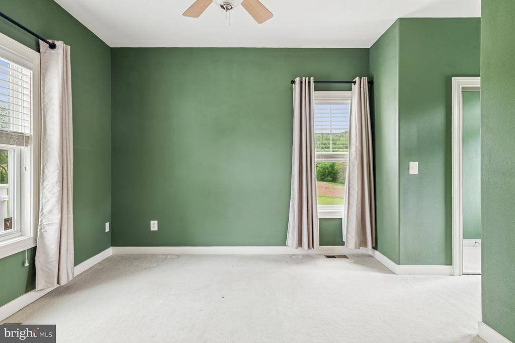 Hillsboro, Virginia, 20132, United States, 2 Bedrooms Bedrooms, ,2 BathroomsBathrooms,Residential,For Sale,1798286