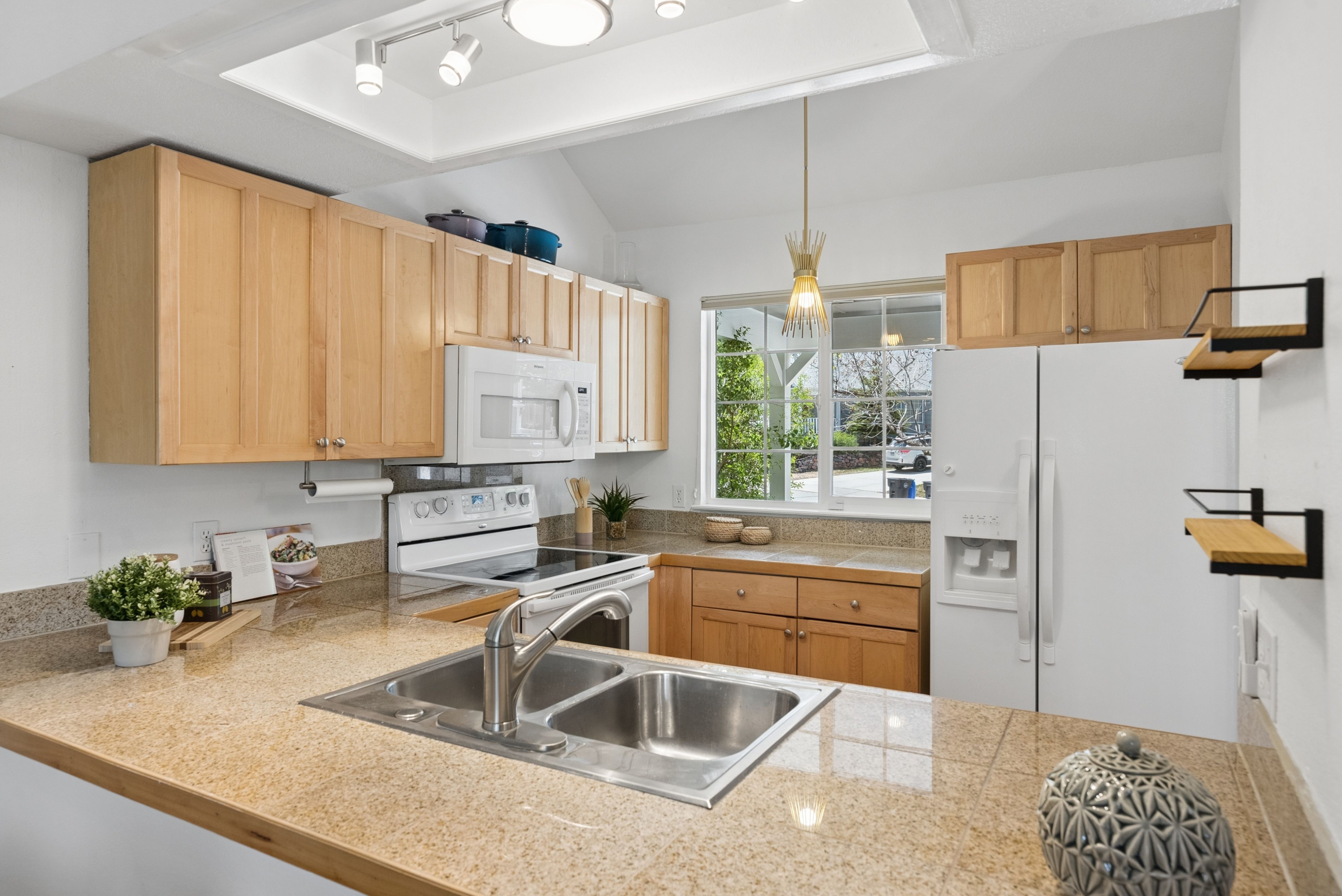  Nestled at the Base of the Beautiful Golden Foothills in Desirable Lakota Hills - 物件實景