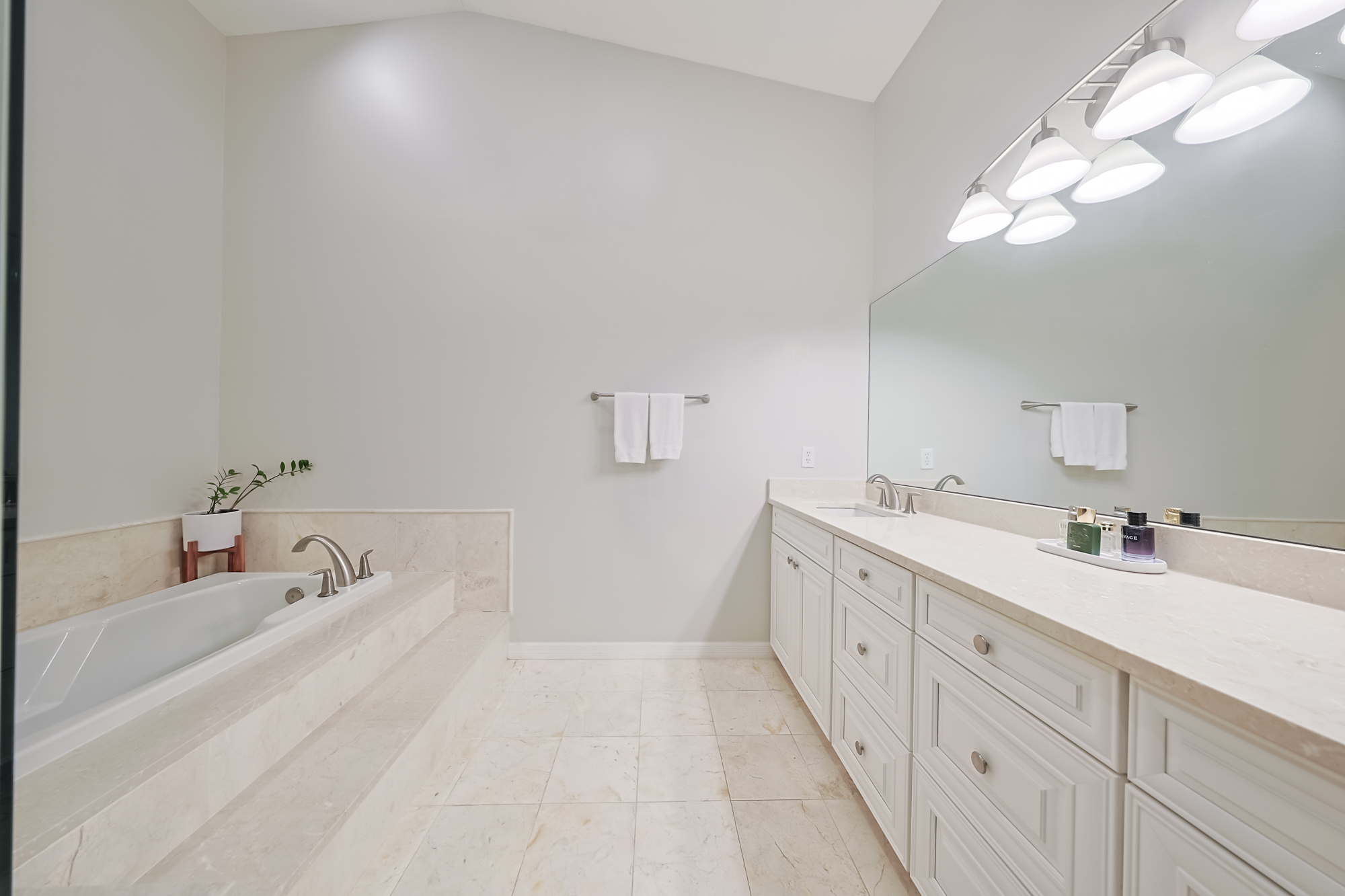 Tampa, Florida, 33629, United States, 3 Bedrooms Bedrooms, ,3 BathroomsBathrooms,Residential,For Sale,1980841