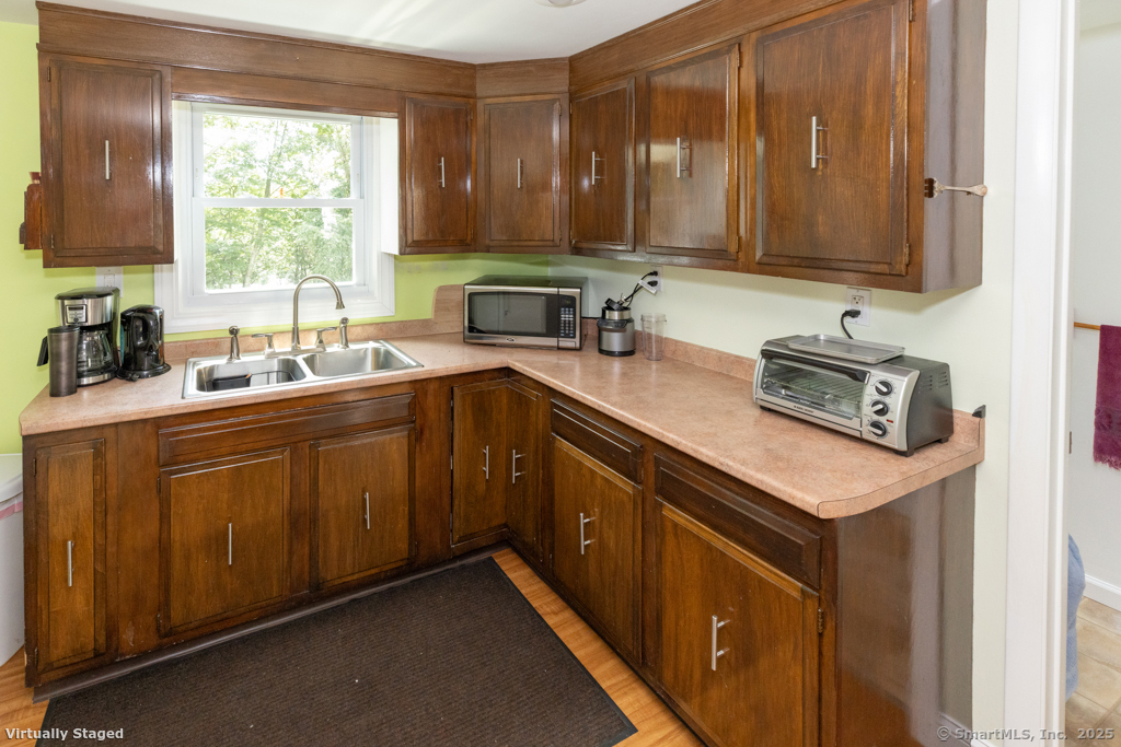 Montville, Connecticut, 06382, United States, 5 Bedrooms Bedrooms, ,3 BathroomsBathrooms,Residential,For Sale,1895658
