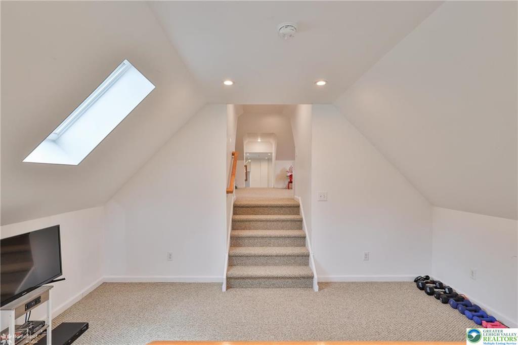 Stroudsburg, Pennsylvania, 18360-6926, United States, 7 Bedrooms Bedrooms, ,4 BathroomsBathrooms,Residential,For Sale,1904497