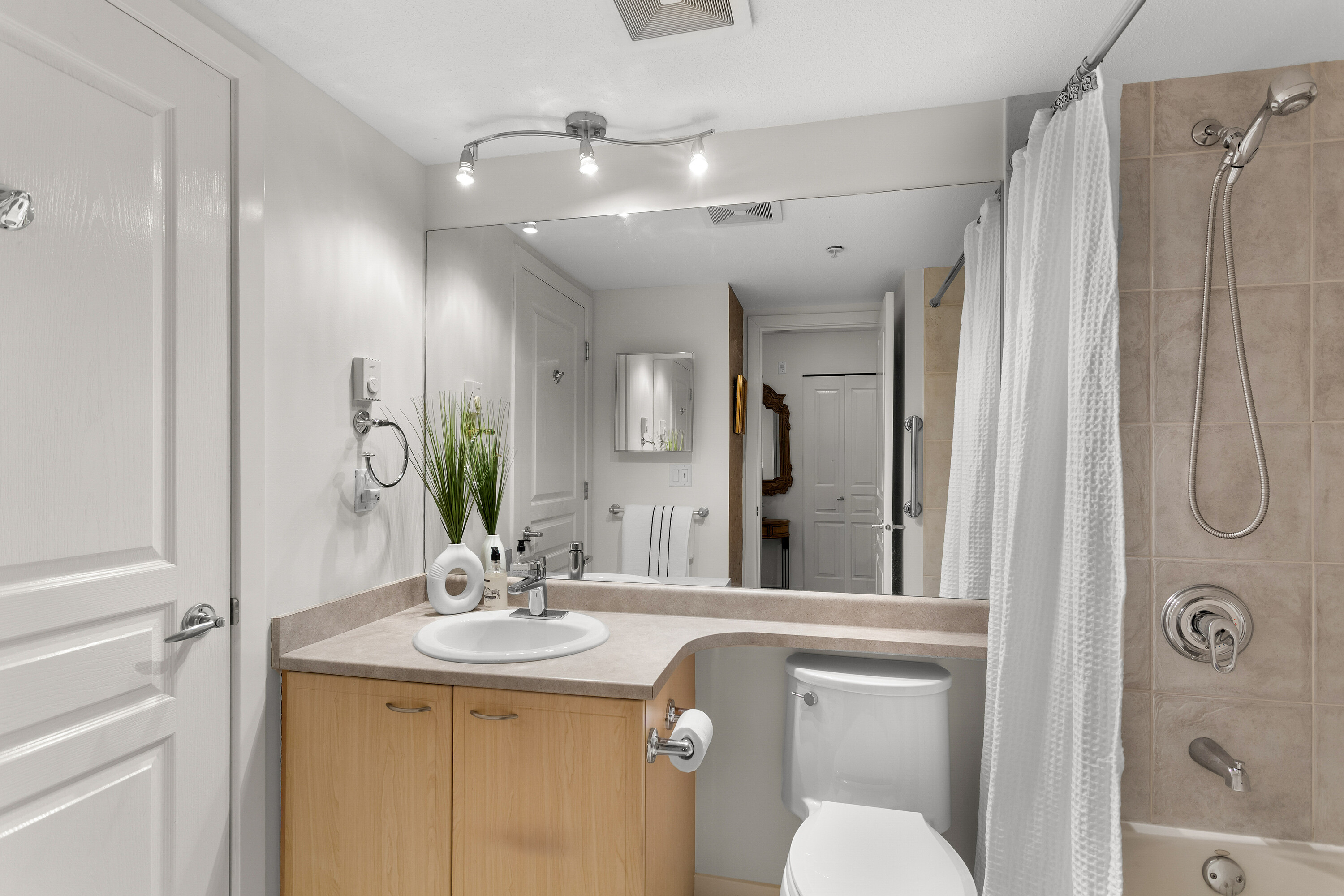  Burnaby One Bed and Den - 物件實景