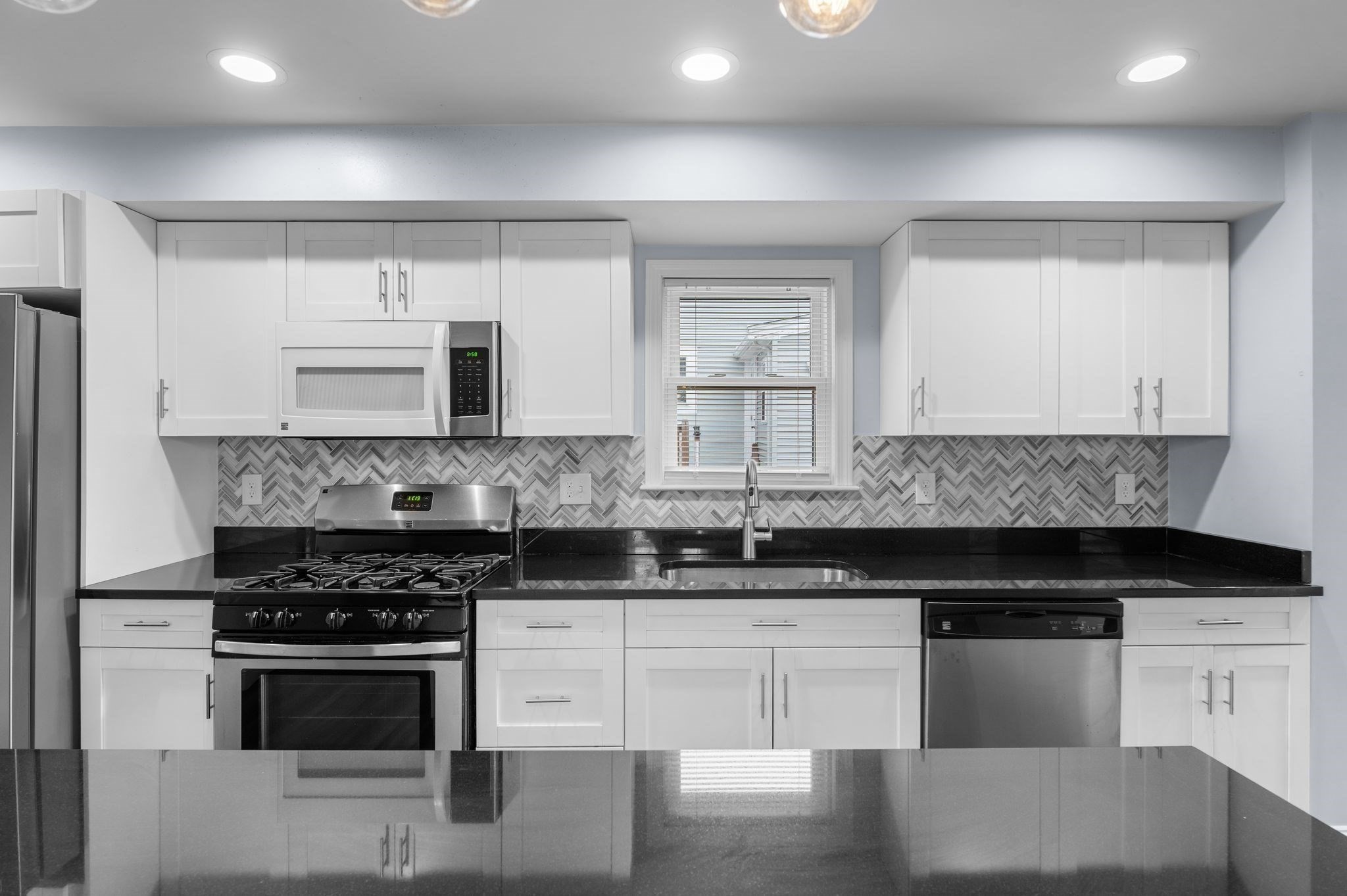 Revere, Massachusetts, 02151, United States, 2 Bedrooms Bedrooms, ,3 BathroomsBathrooms,Residential,For Sale,2008626