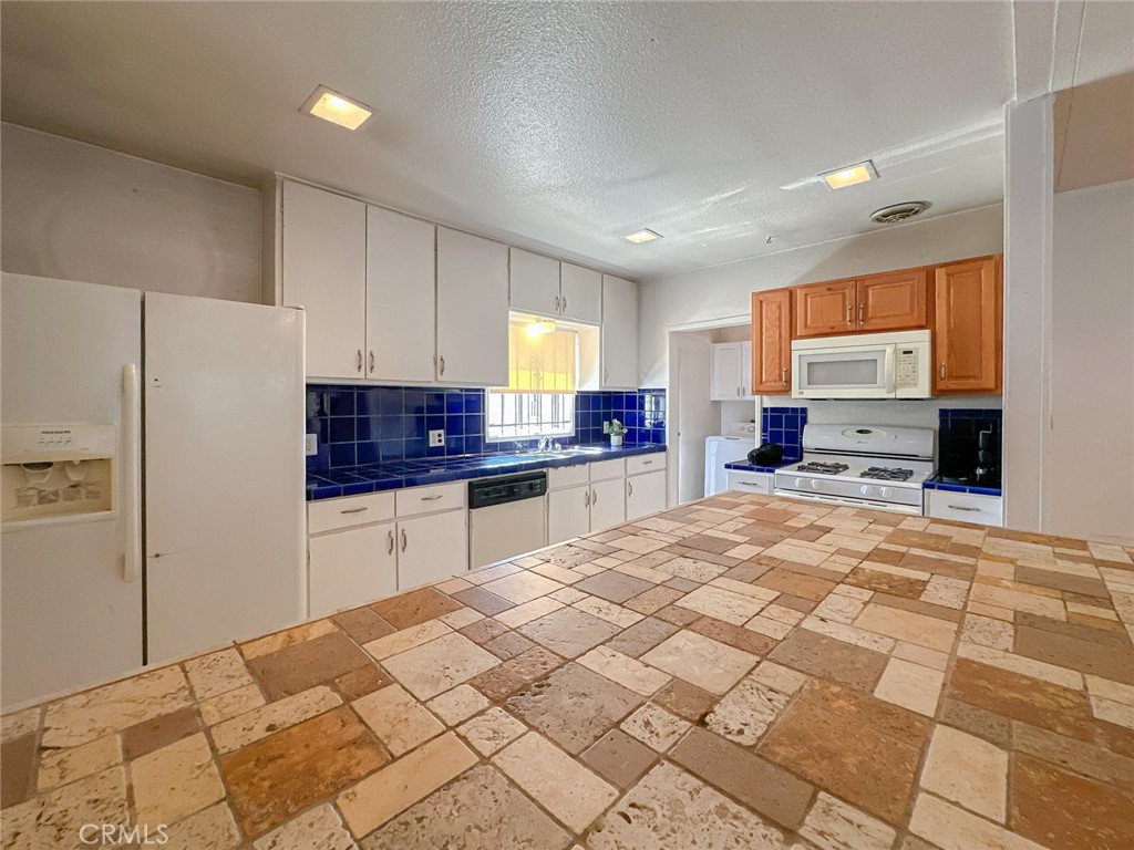 Los Angeles, California, 90043, United States, 2 Bedrooms Bedrooms, ,1 BathroomBathrooms,Residential,For Sale,1905561