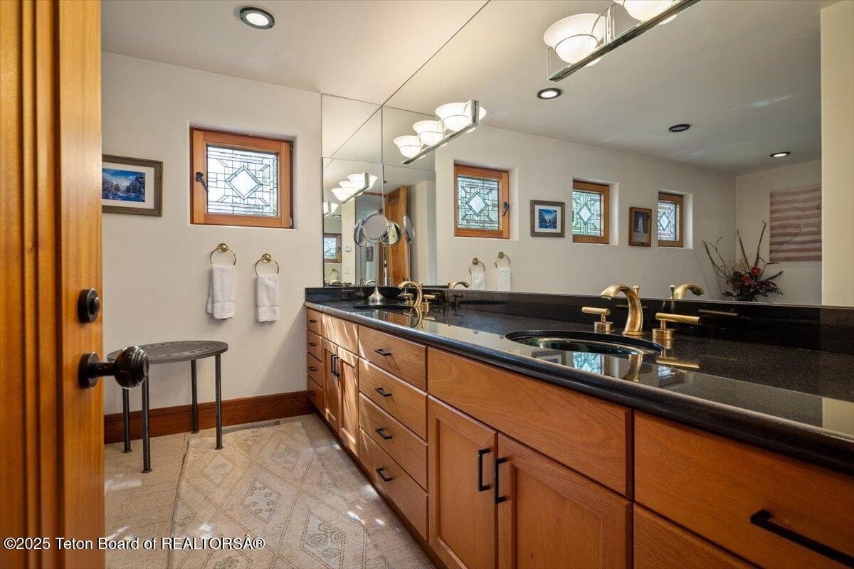 Jackson, Wyoming, 83001, United States, 4 Bedrooms Bedrooms, ,5 BathroomsBathrooms,Residential,For Sale,1851066