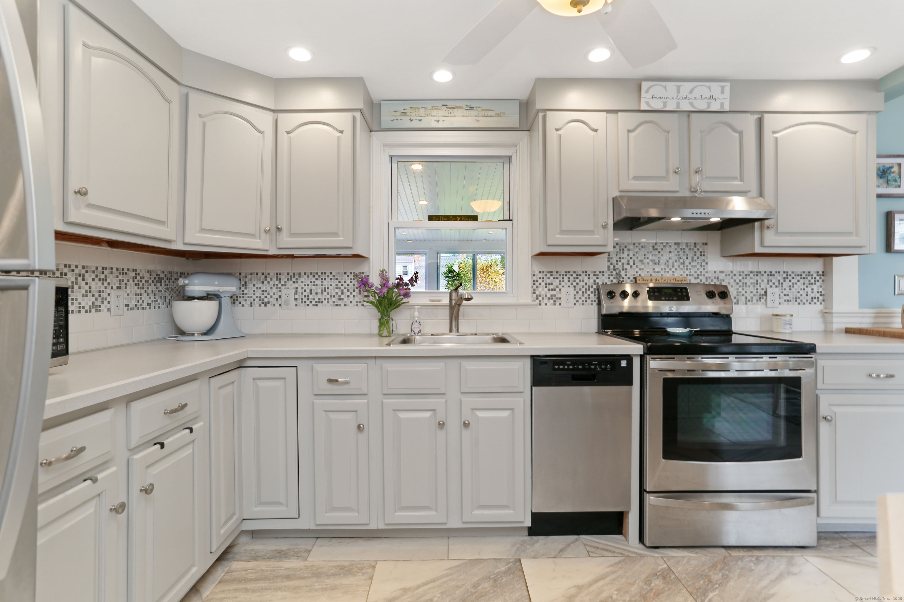 Milford, Connecticut, 06460, United States, 3 Bedrooms Bedrooms, ,2 BathroomsBathrooms,Residential,For Sale,1933050