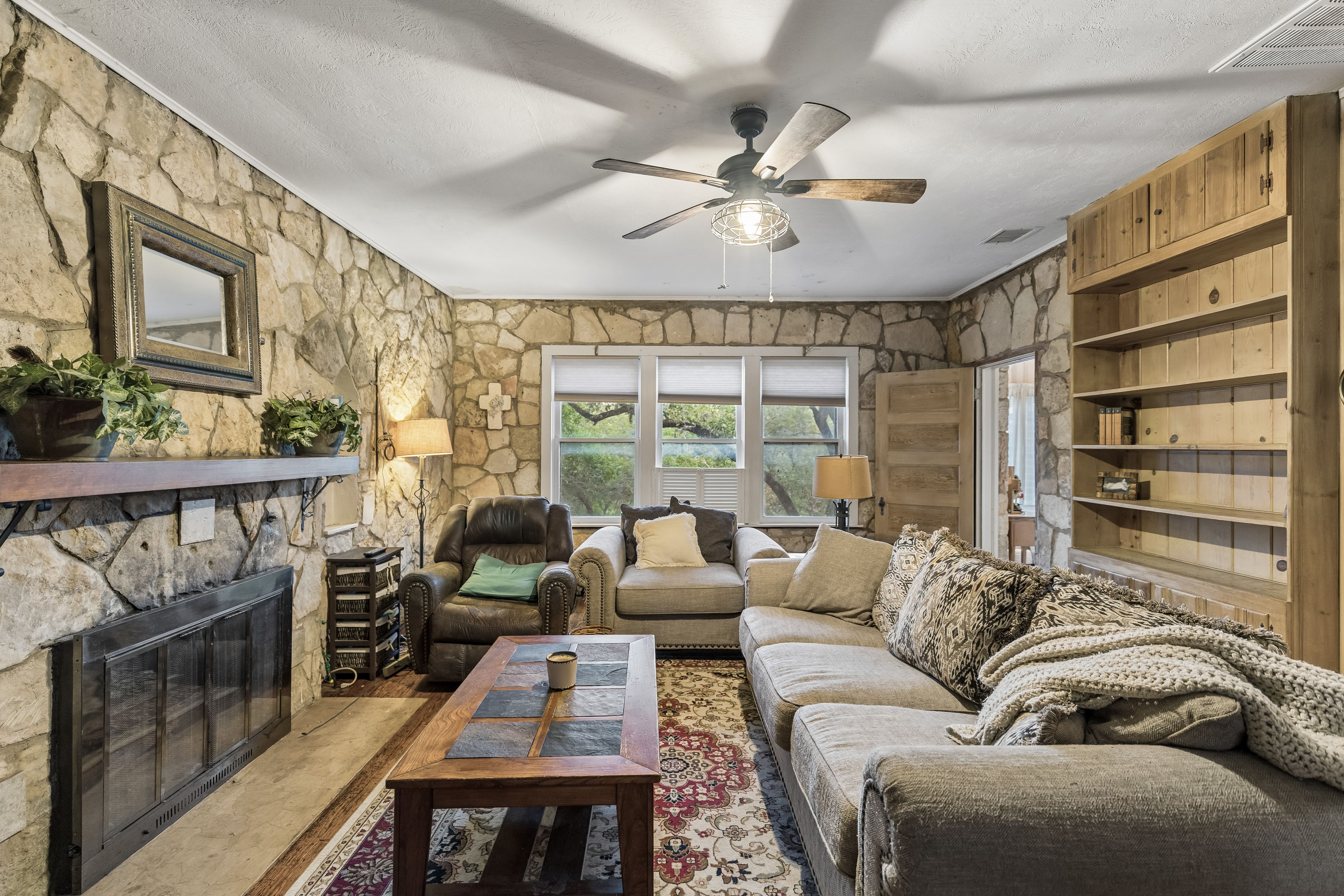  Spanish-Style Historic Woodland Retreat in Helotes - 物件實景