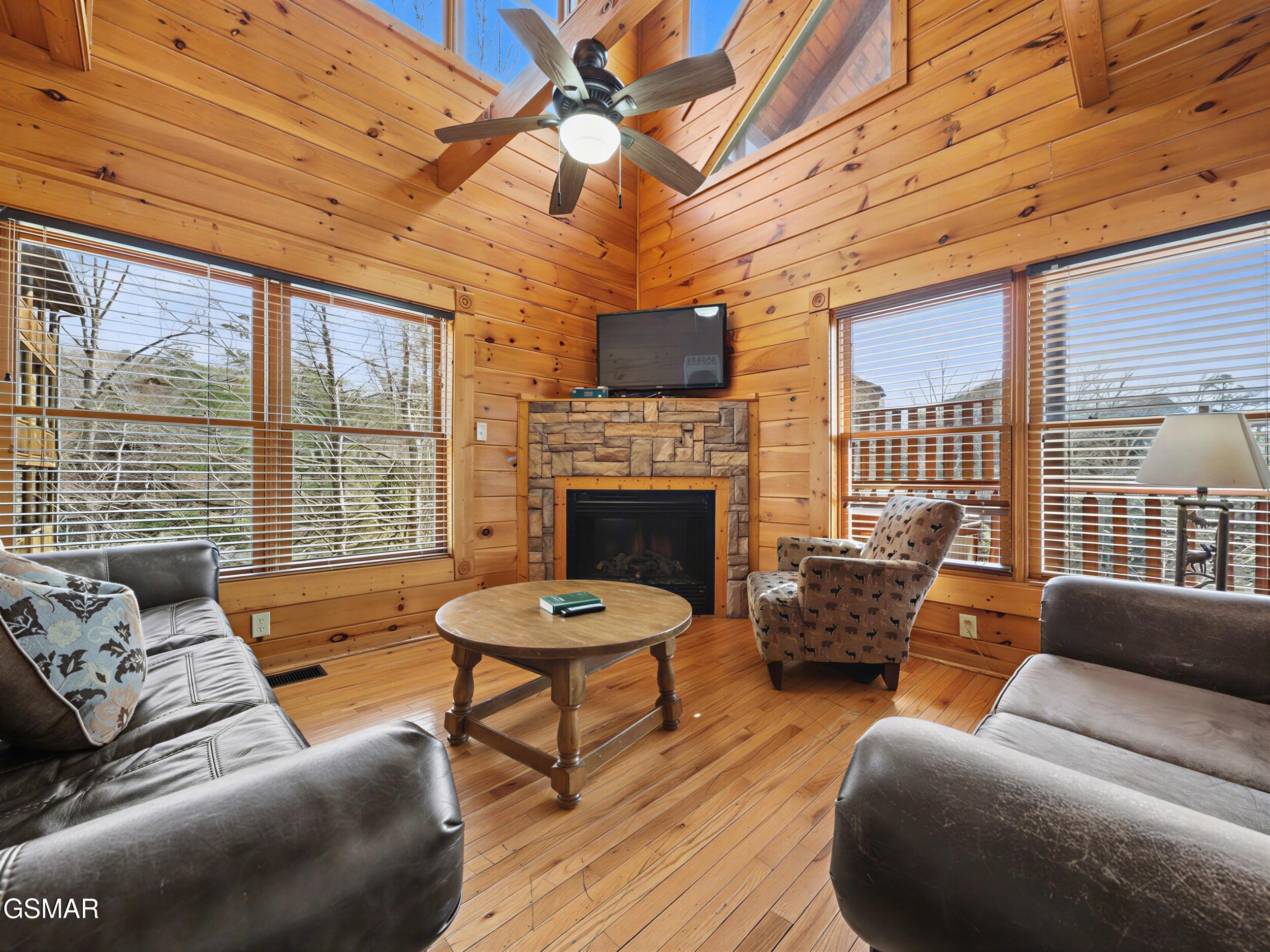 Gatlinburg, Tennessee, 37738, United States, 2 Bedrooms Bedrooms, ,3 BathroomsBathrooms,Residential,For Sale,2024380