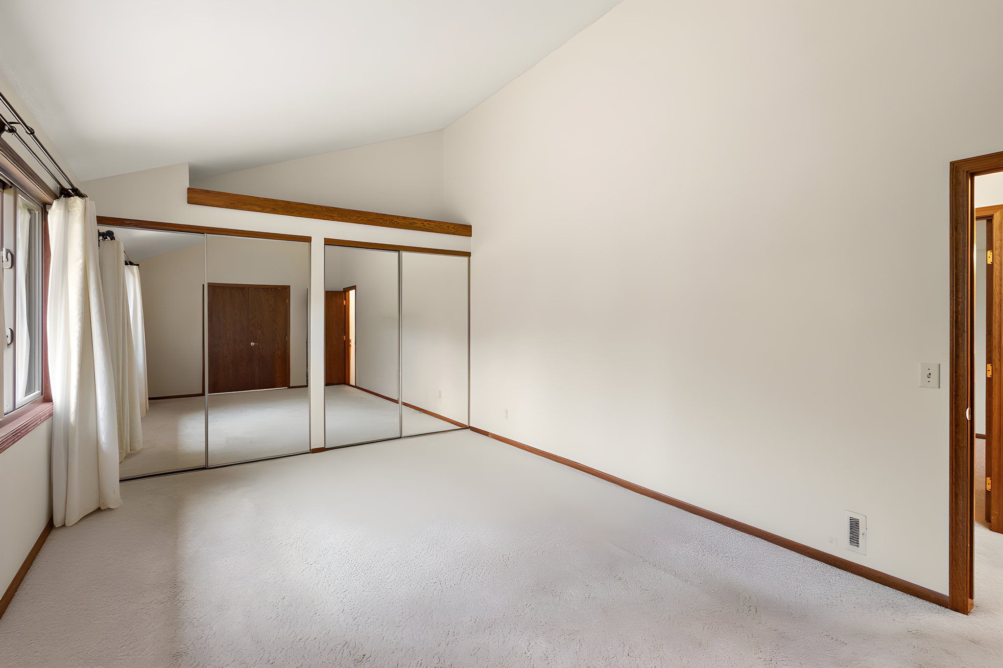  Light-Filled Loft in Desirable Woodbury - 物件實景