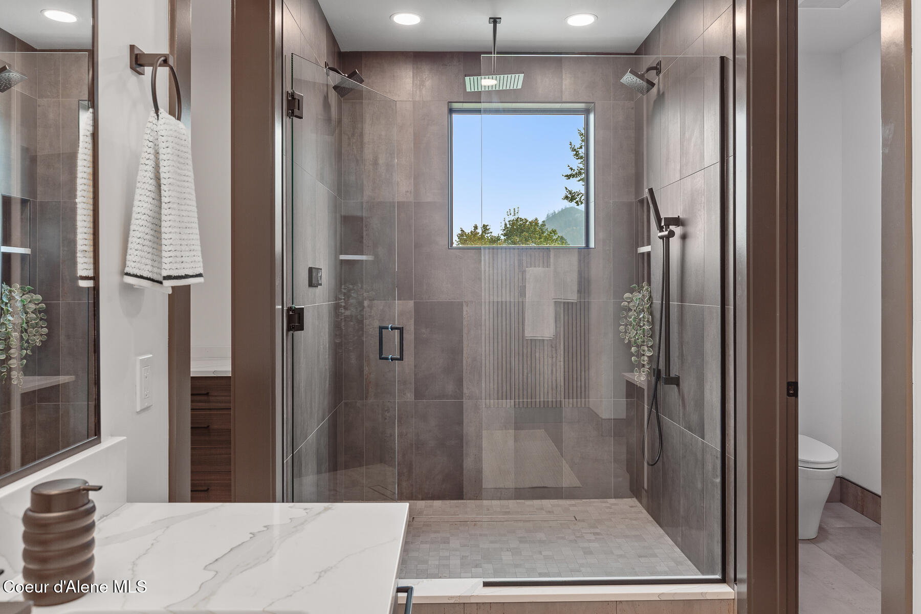Coeur d'Alene, Idaho, 83814, United States, 3 Bedrooms Bedrooms, ,4 BathroomsBathrooms,Residential,For Sale,2018272
