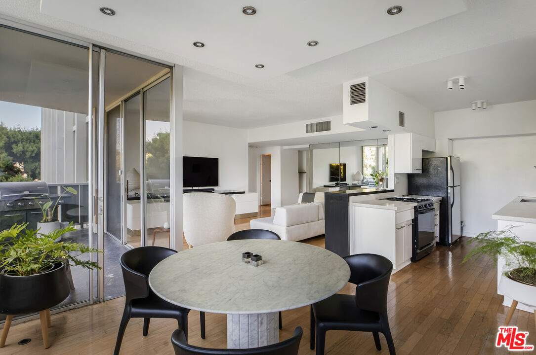 Los Angeles, California, 90027, United States, 1 Bedroom Bedrooms, ,1 BathroomBathrooms,Residential,For Sale,1907316