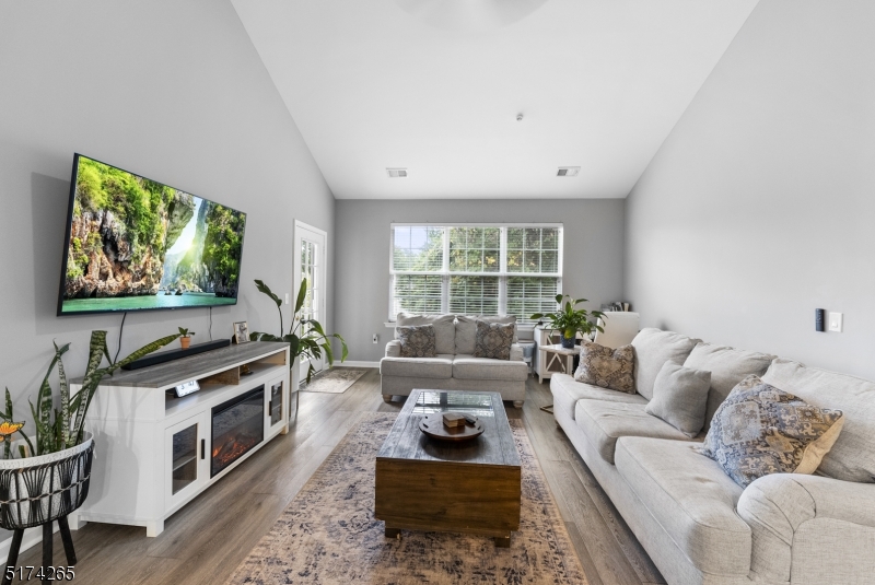 Hanover Twp., New Jersey, 07981, United States, 2 Bedrooms Bedrooms, ,2 BathroomsBathrooms,Residential,For Sale,2003399