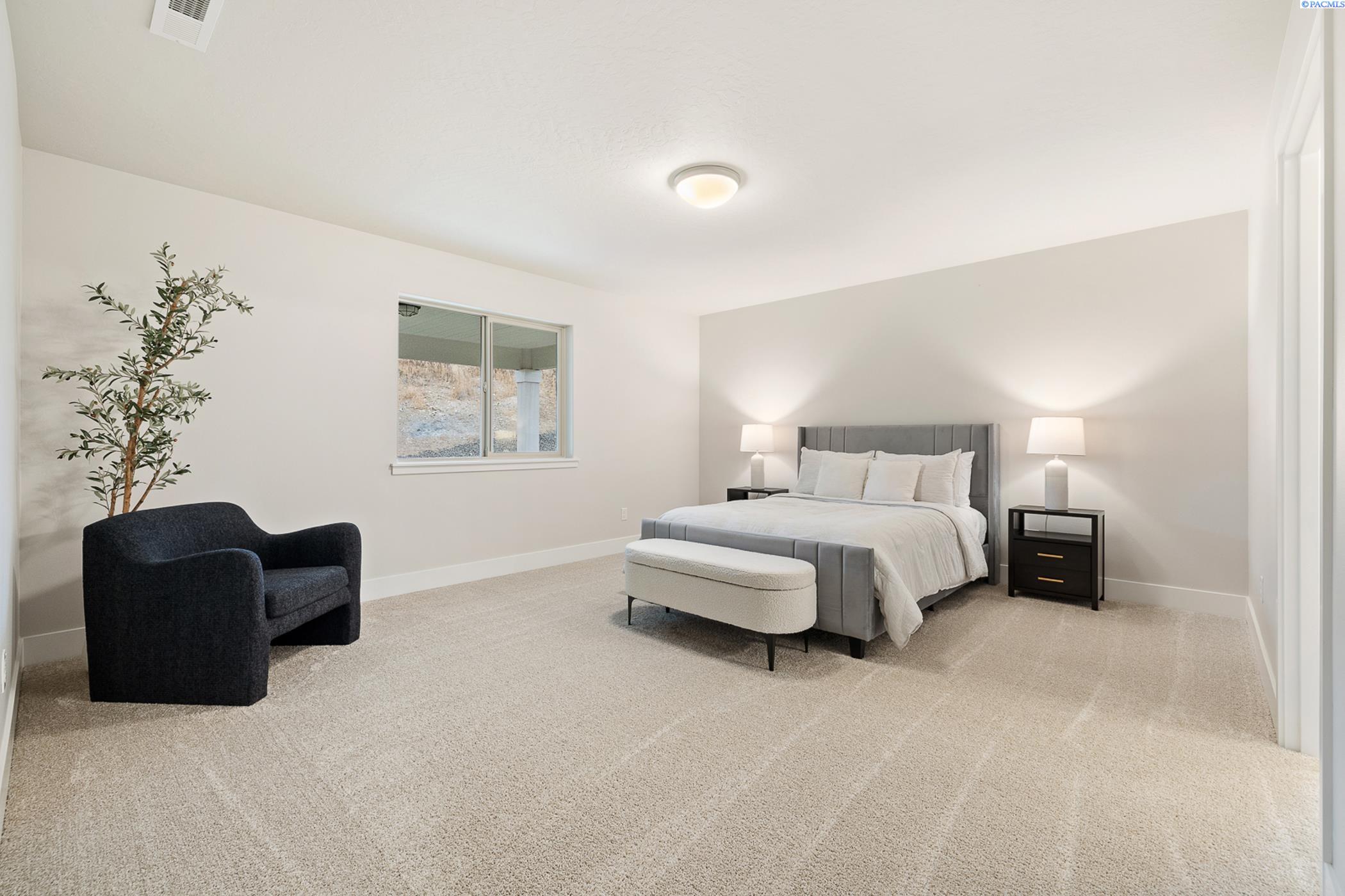 Kennewick, Washington, 99338, United States, 4 Bedrooms Bedrooms, ,1 BathroomBathrooms,Residential,For Sale,1890128