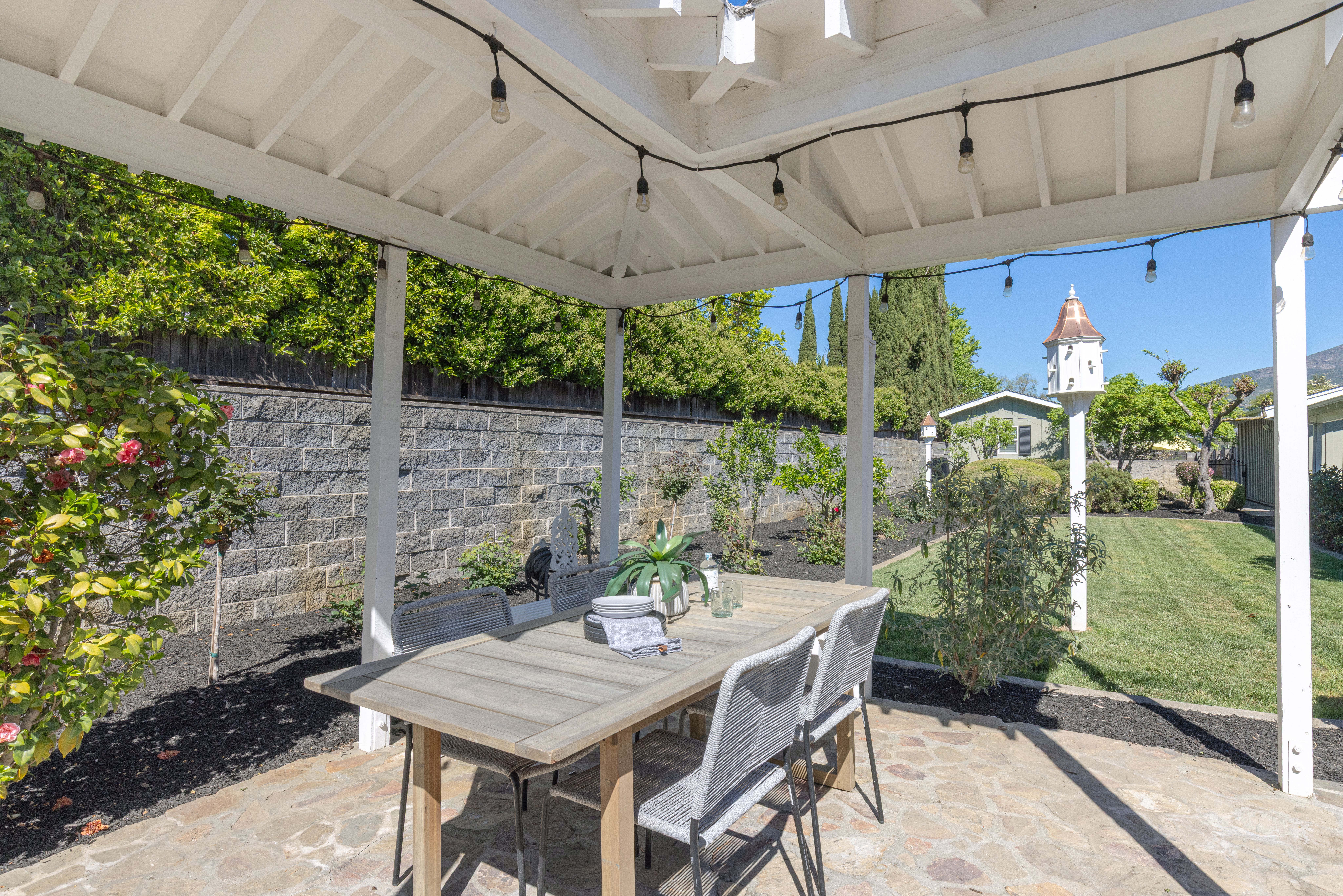  Coveted East Side Ranch Home in Monticello Park - 物件實景