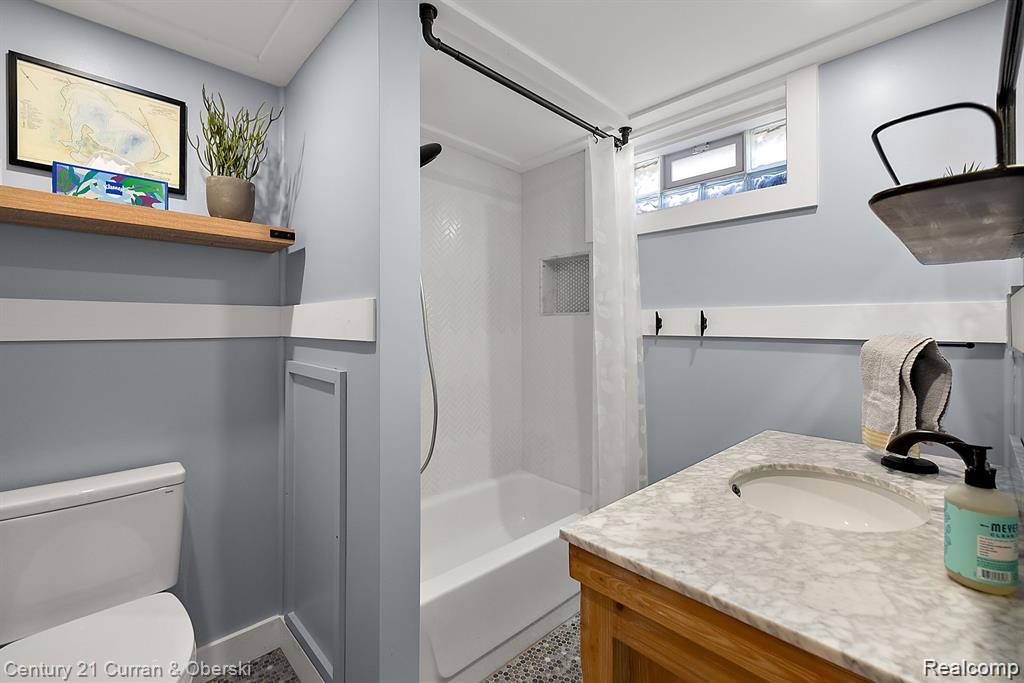 Jackson, Michigan, 49201, United States, 3 Bedrooms Bedrooms, ,2 BathroomsBathrooms,Residential,For Sale,1982188