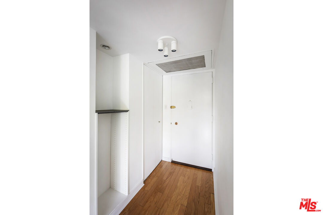 Los Angeles, California, 90027, United States, 1 Bedroom Bedrooms, ,1 BathroomBathrooms,Residential,For Sale,1907316