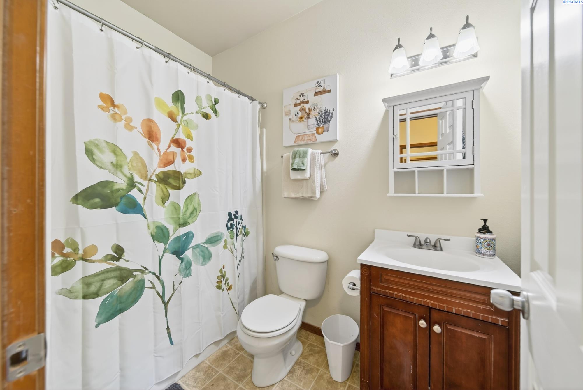 Prosser, Washington, 99350, United States, 3 Bedrooms Bedrooms, ,2 BathroomsBathrooms,Residential,For Sale,1964108