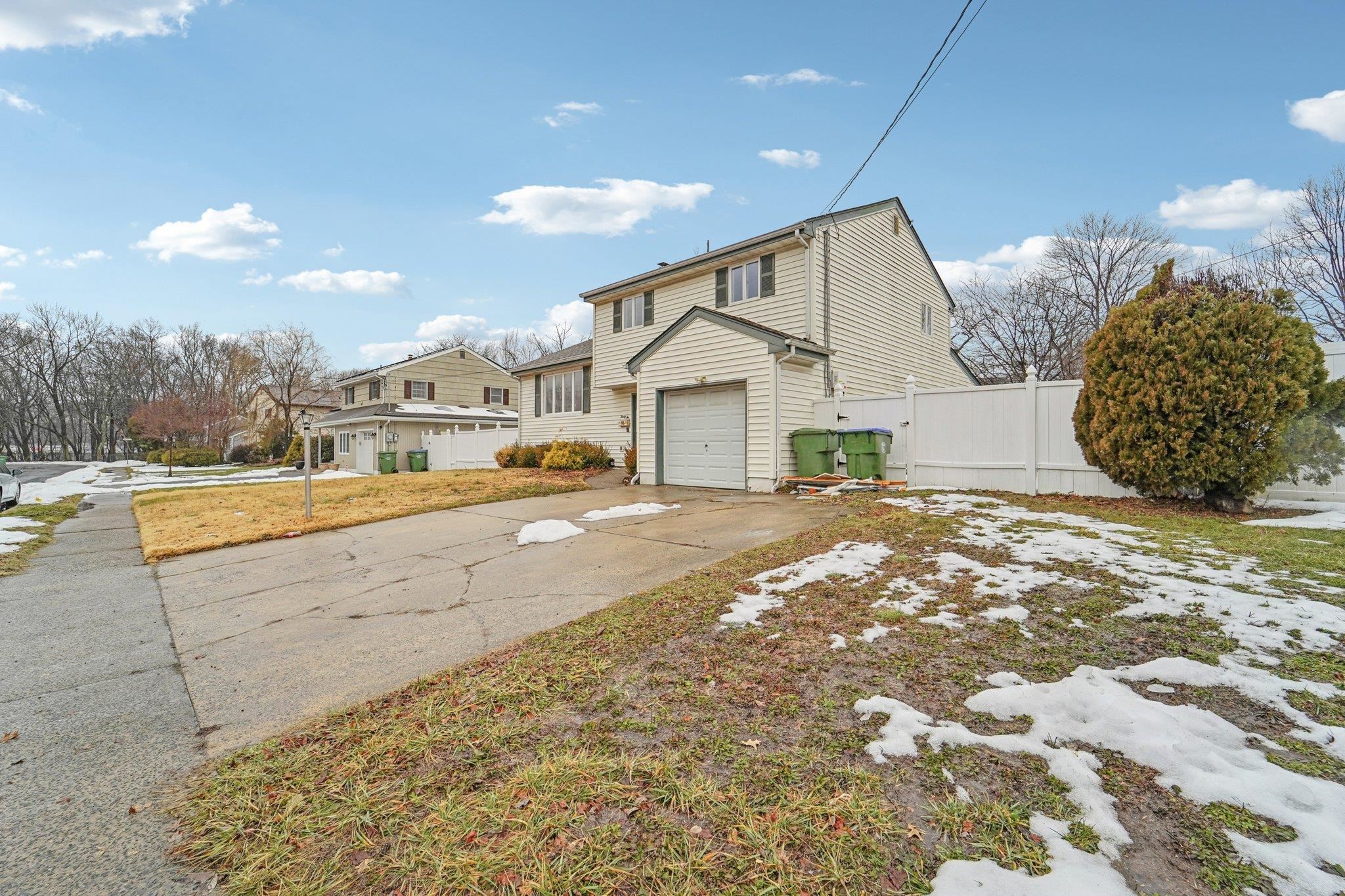 32 Waverly Dr W, Edison, NJ 08817