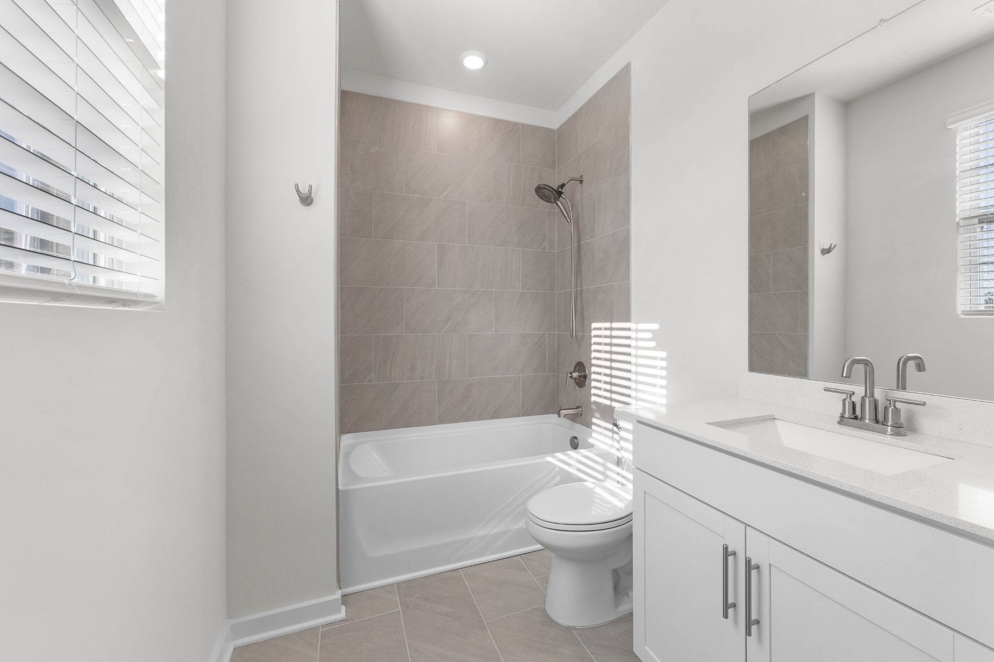 Clarksville, Tennessee, 37043, United States, 5 Bedrooms Bedrooms, ,5 BathroomsBathrooms,Residential,For Sale,1976524