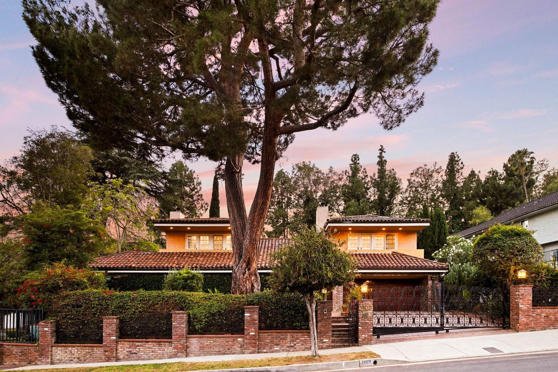  2103  N Hobart Blvd - 物件實景