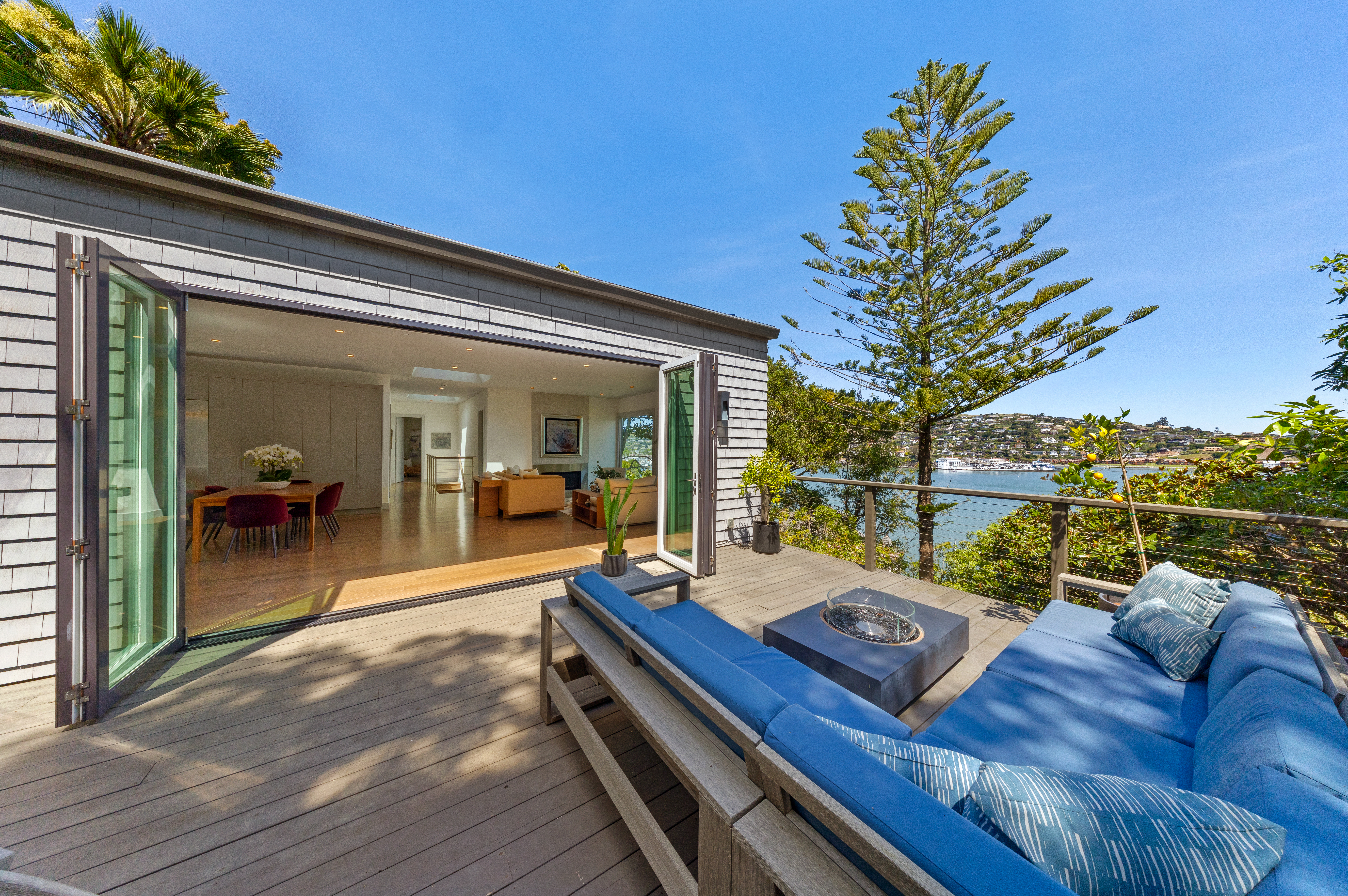  Coastal Living on Coveted Beach Road - 物件實景