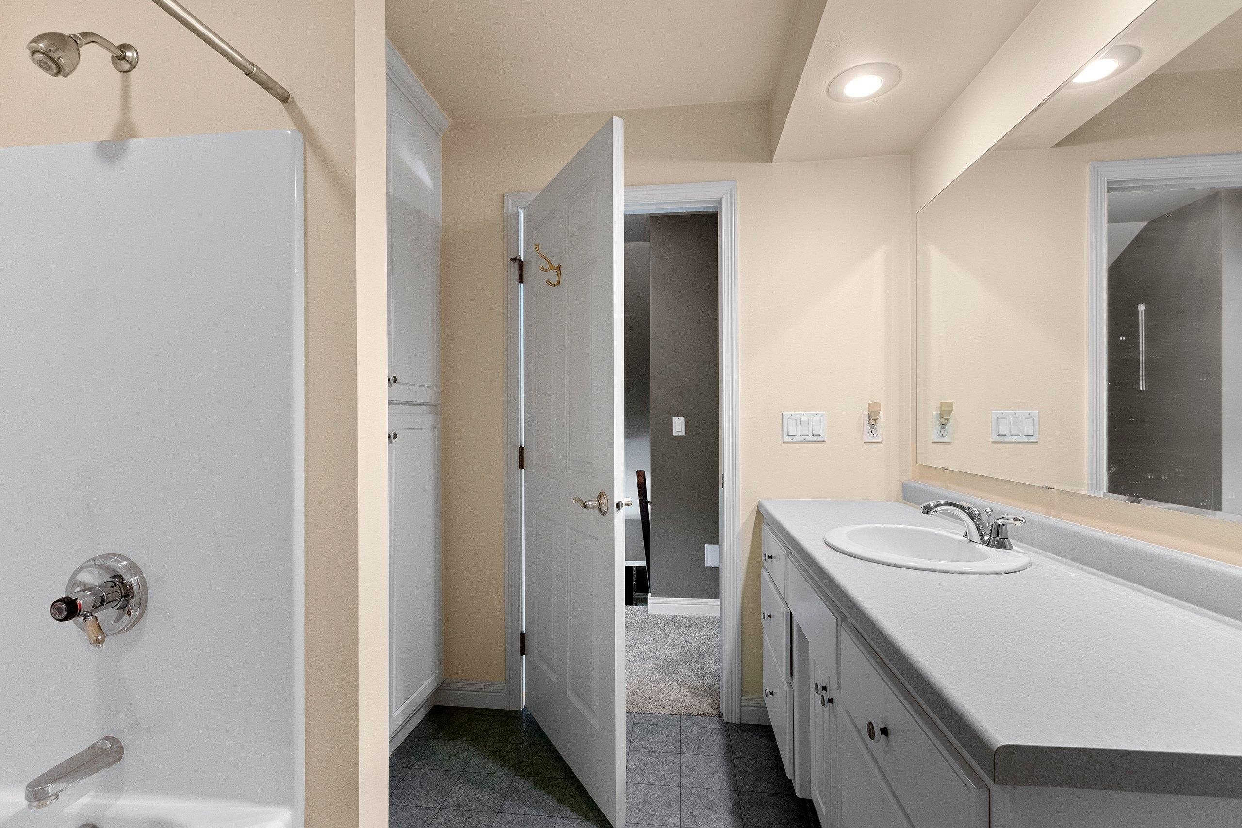 GREEN BAY, Wisconsin, 54302-5254, United States, 5 Bedrooms Bedrooms, ,4 BathroomsBathrooms,Residential,For Sale,1975812