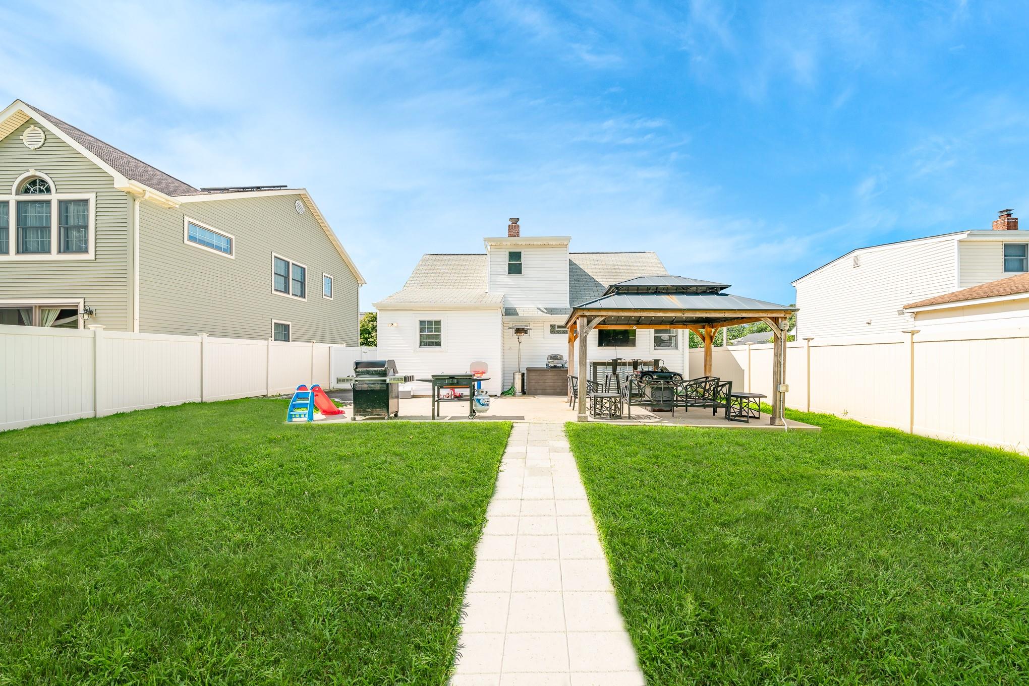 West Babylon, New York, 11704, United States, 3 Bedrooms Bedrooms, ,2 BathroomsBathrooms,Residential,For Sale,1887833