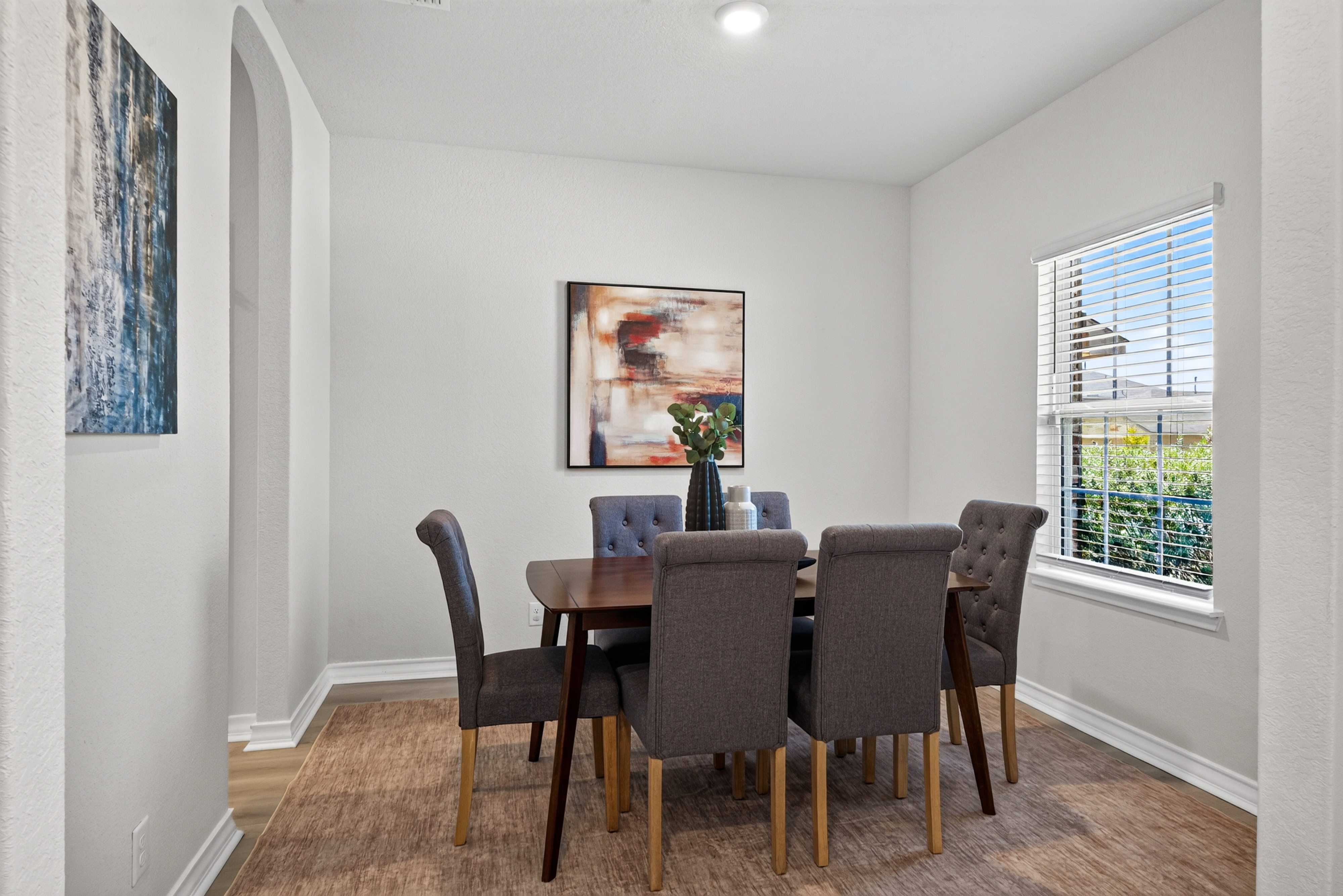  5-Bedroom Move-In Ready - 物件實景