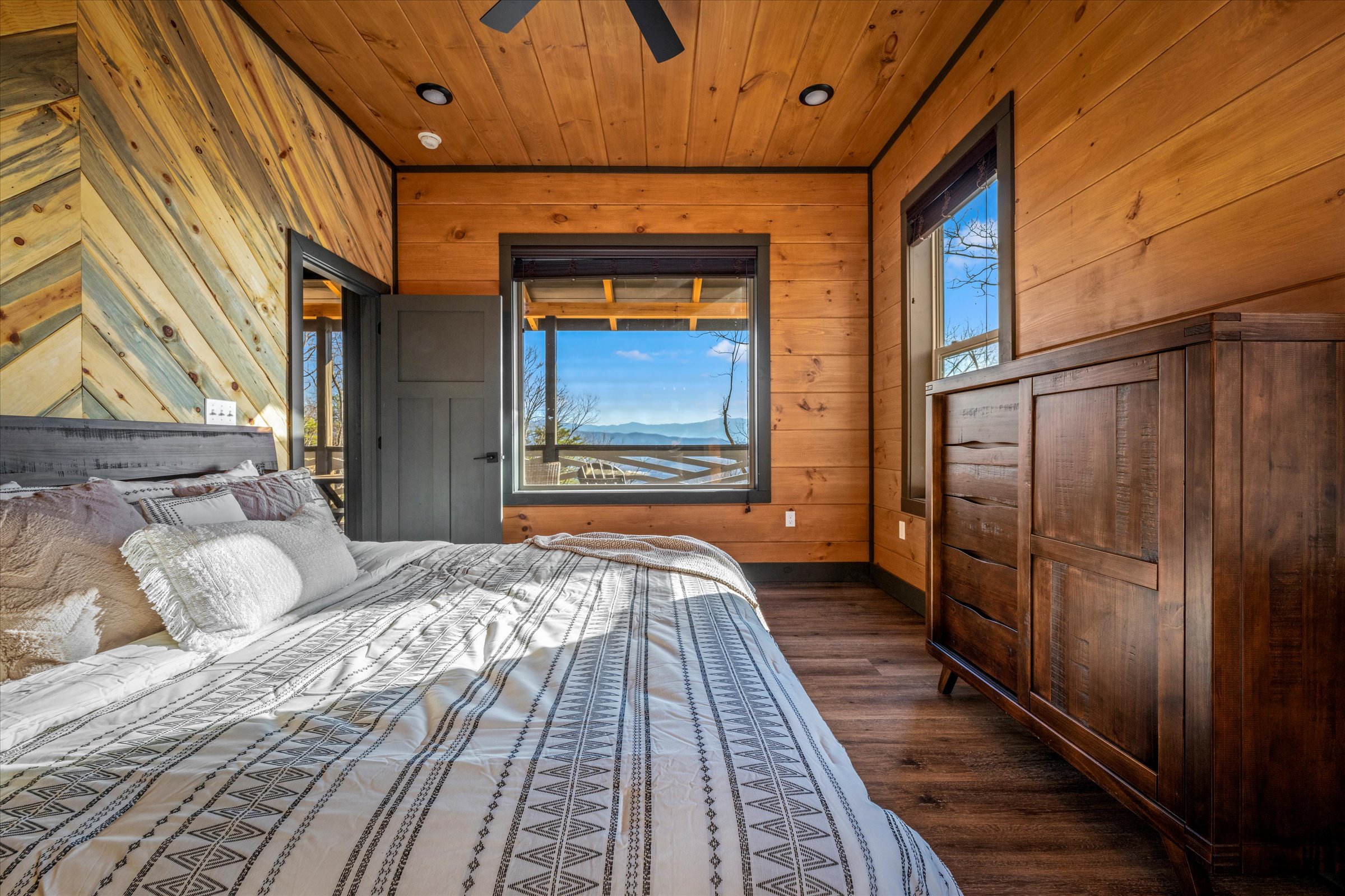 Sevierville, Tennessee, 37876, United States, 5 Bedrooms Bedrooms, ,6 BathroomsBathrooms,Residential,For Sale,1975935