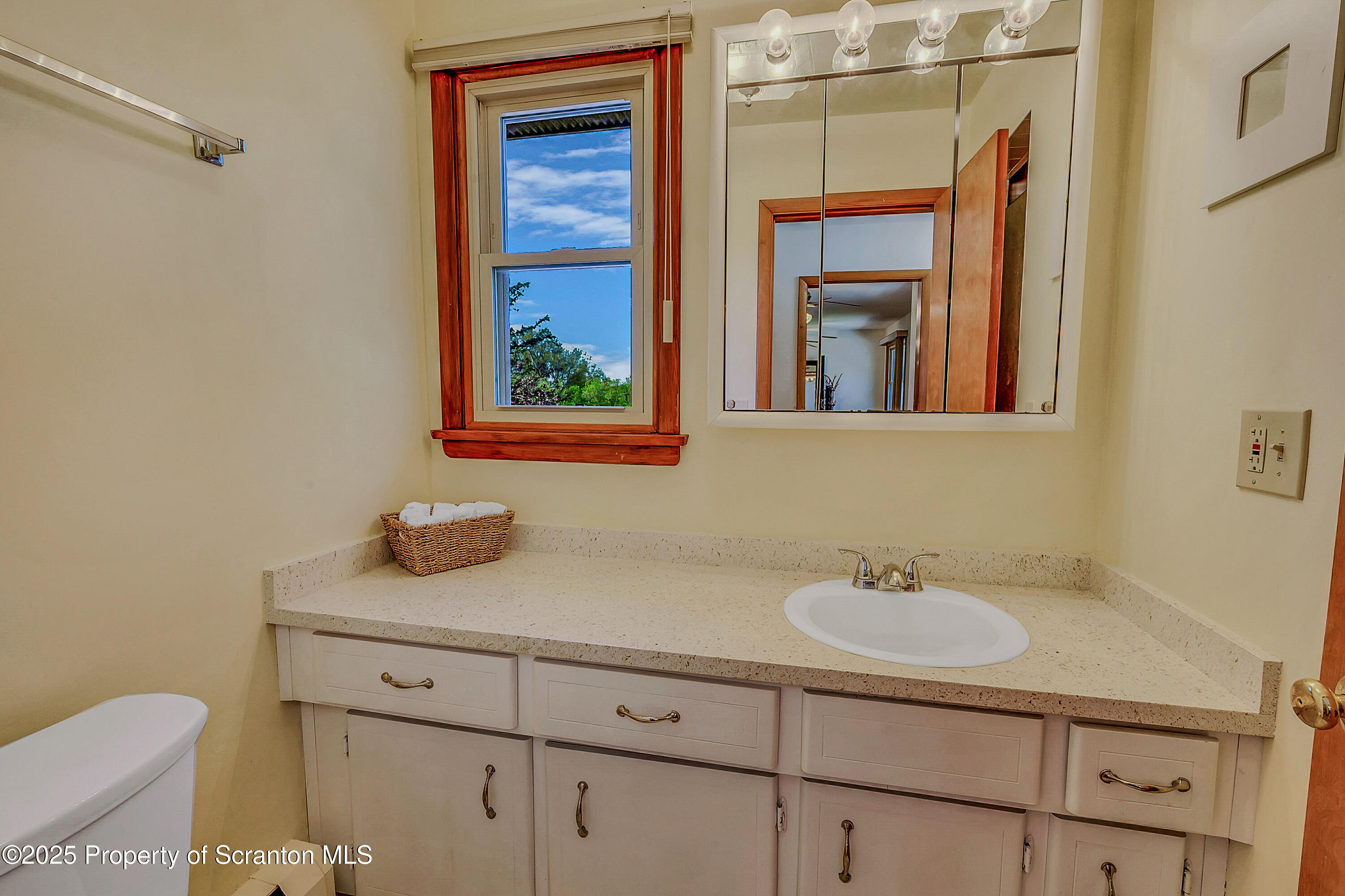 Clarks Summit, Pennsylvania, 18411, United States, 5 Bedrooms Bedrooms, ,4 BathroomsBathrooms,Residential,For Sale,1971485