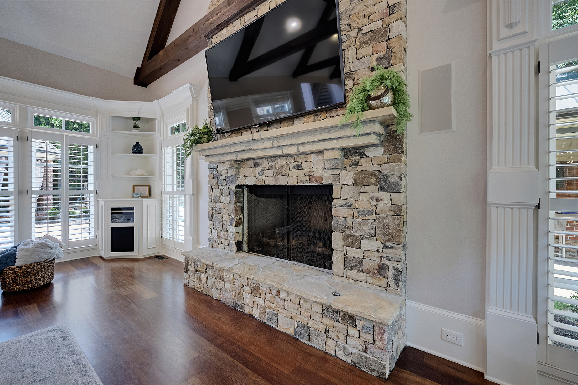  Impressive Brick Estate on a Private Wooded 1+/- Acre Lot in The Manor - 物件實景