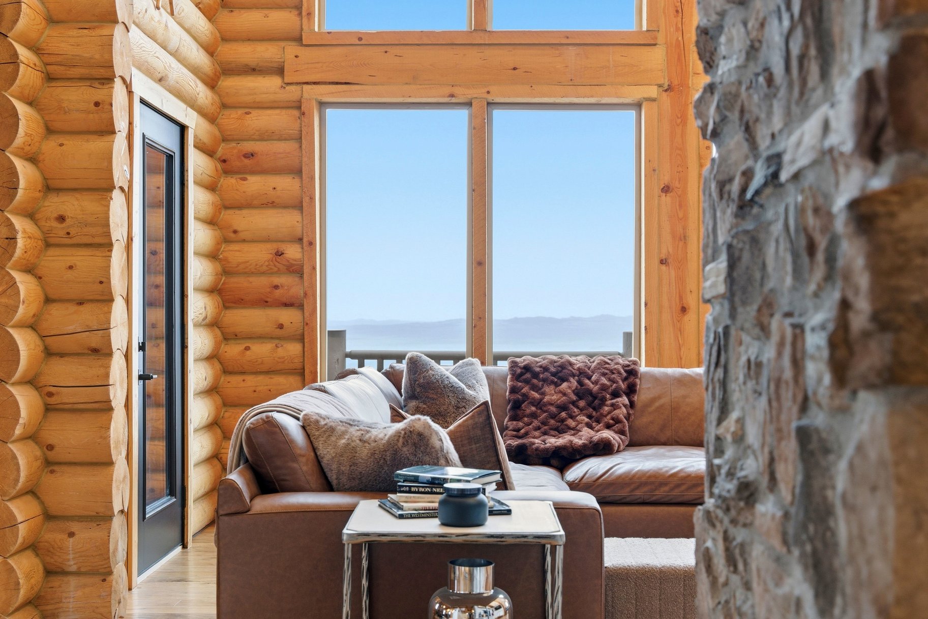  Renovated Log Cabin in Cedar Highlands with Wraparound Deck & Mountain Views - 物件實景