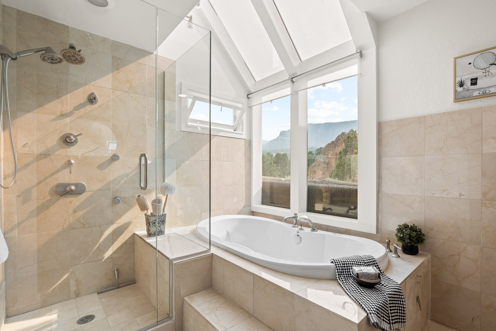  Set against the red rocks of Perry Park with a bold white stucco exterior - 物件實景