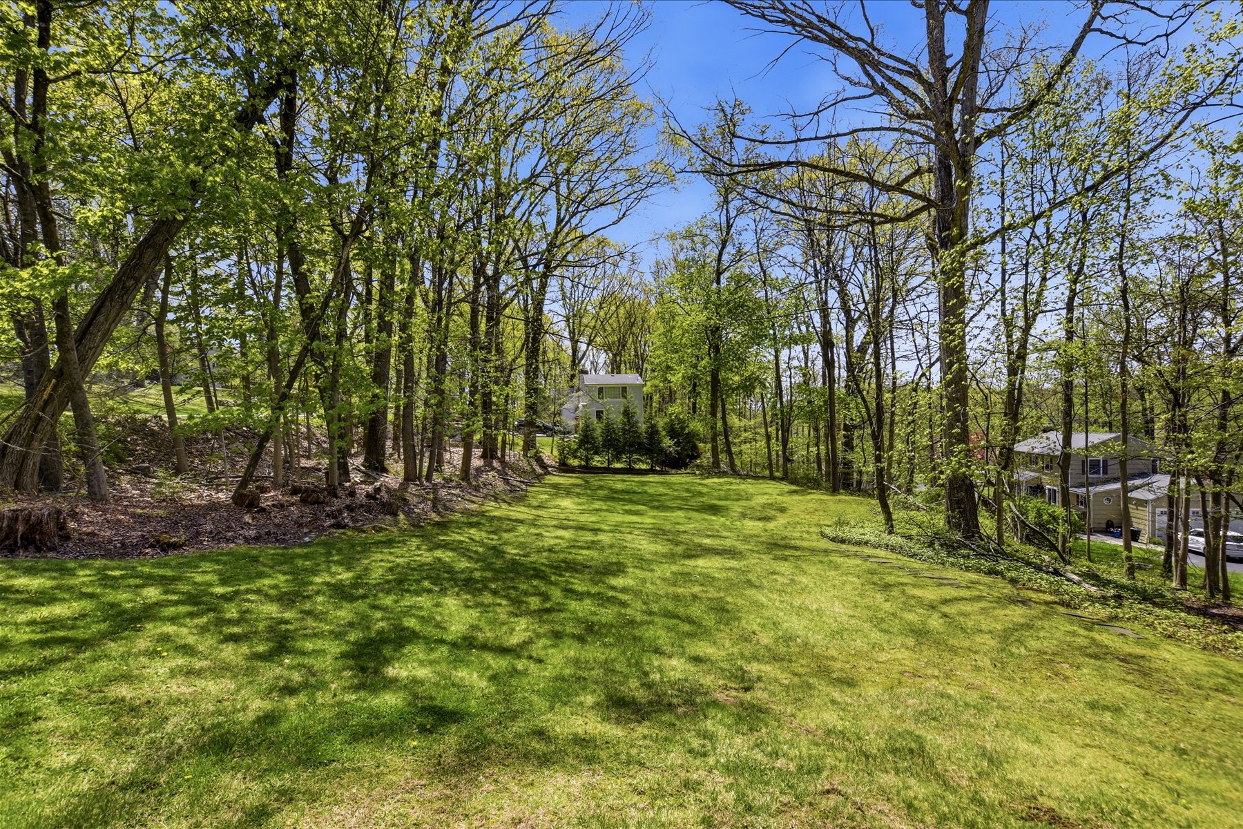  Lovely Neighborhood Split Level Home Set on Over an Acre Property - 物件實景